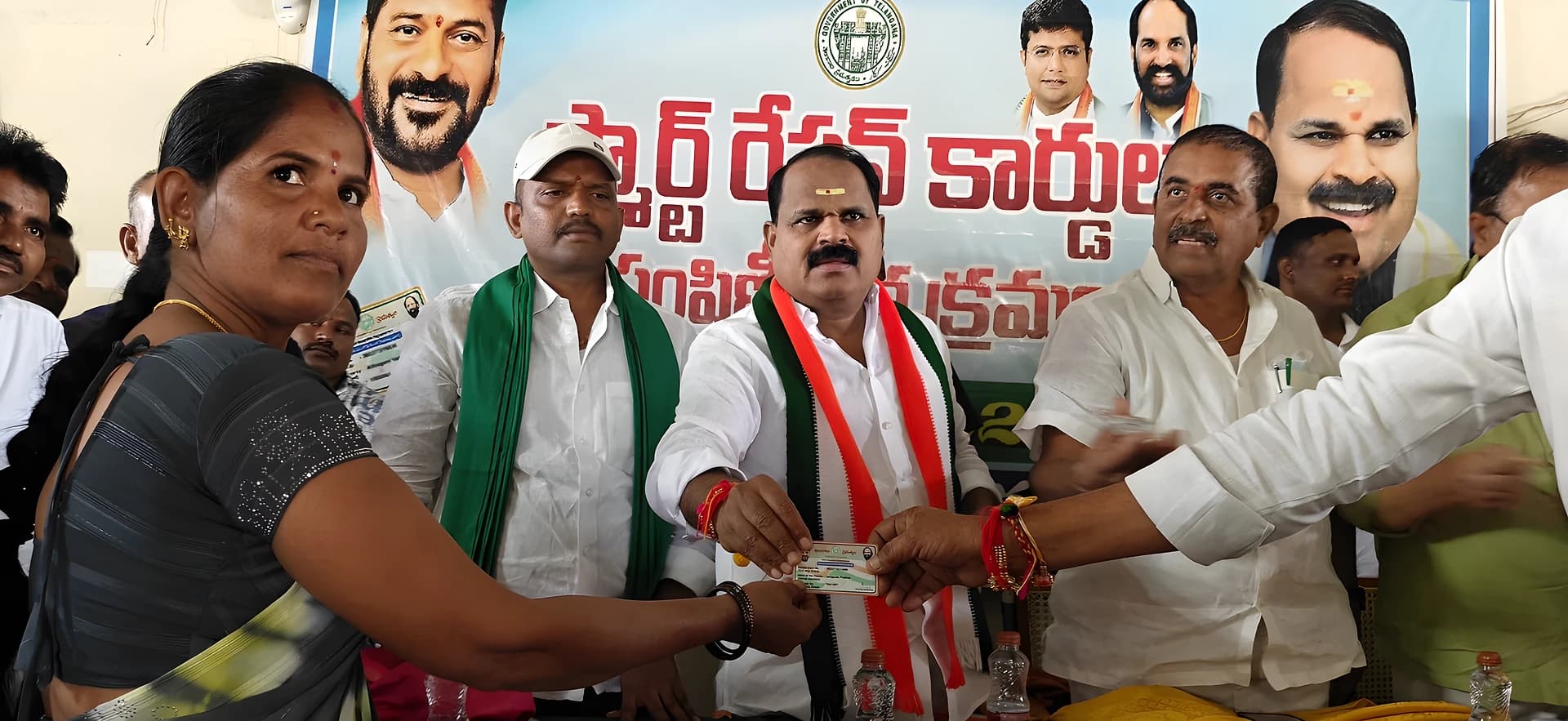 కొందుర్గ్ లో స్మార్ట్ కార్డులు పంచిన ఎమ్మెల్యే శంకర్