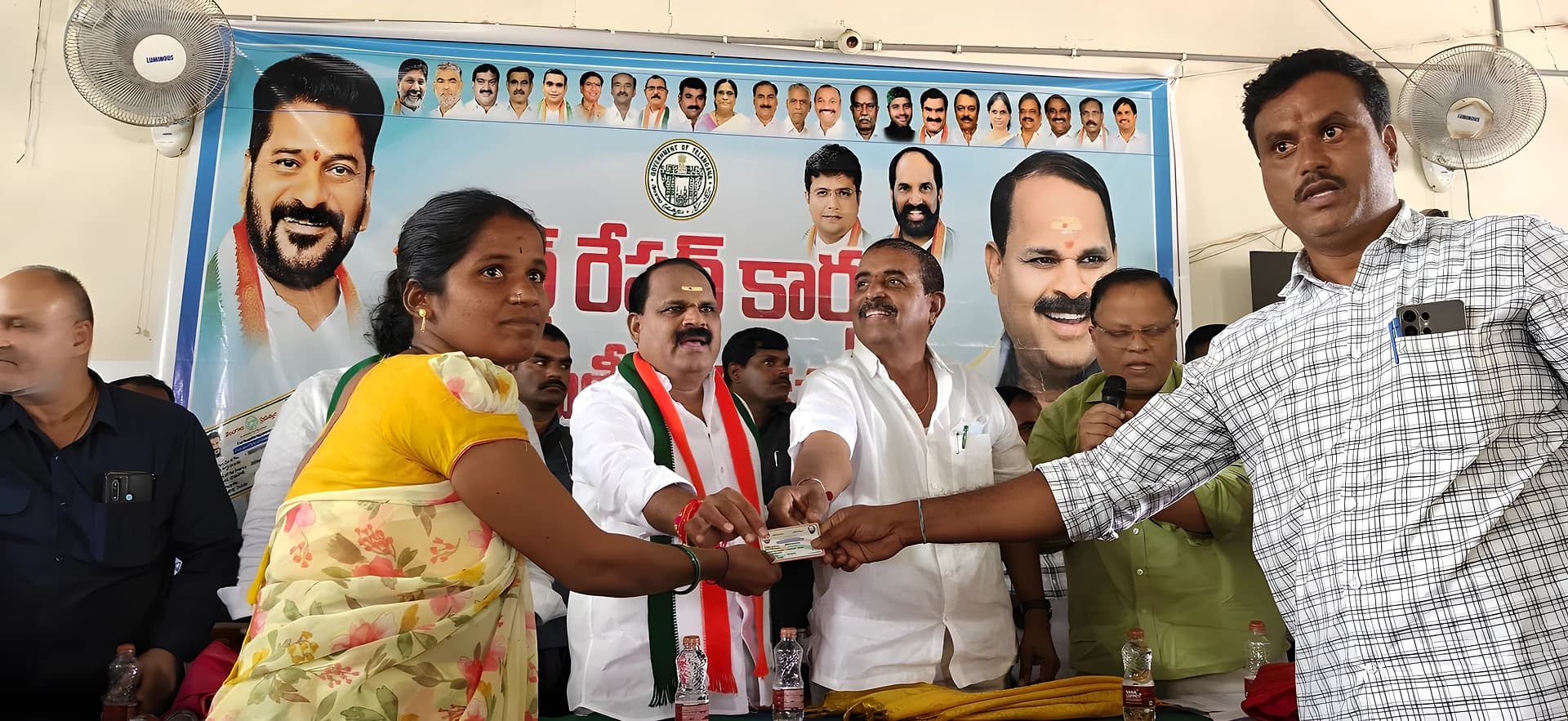 కొందుర్గ్ లో స్మార్ట్ కార్డులు పంచిన ఎమ్మెల్యే శంకర్