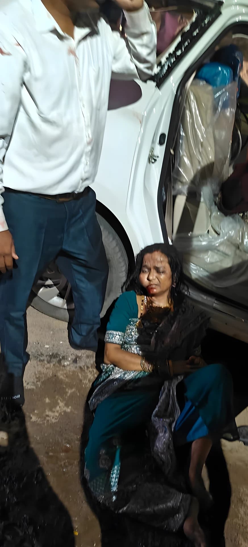 ఖానాపురంలో కారు బోల్తా : ఇద్దరికి గాయాలు