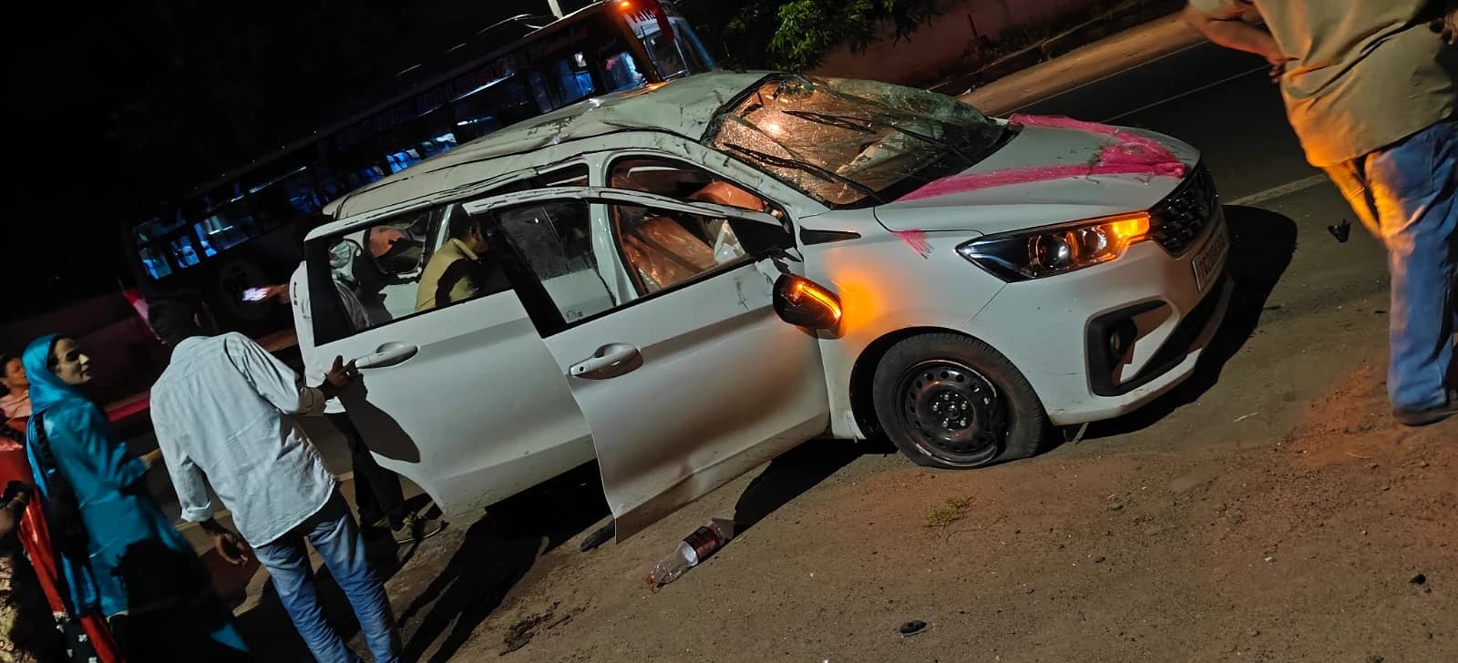 ఖానాపురంలో కారు బోల్తా : ఇద్దరికి గాయాలు