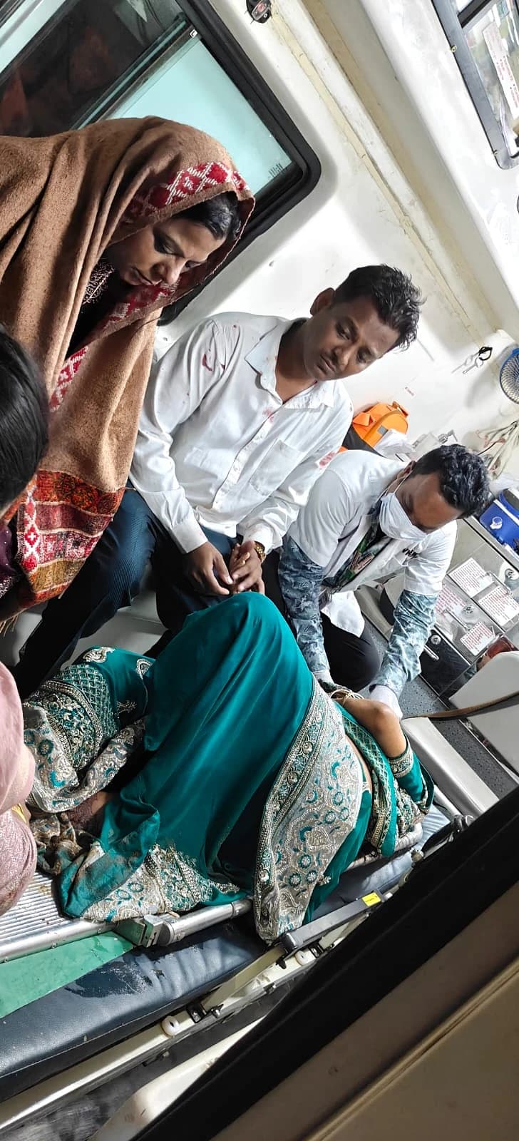 ఖానాపురంలో కారు బోల్తా : ఇద్దరికి గాయాలు