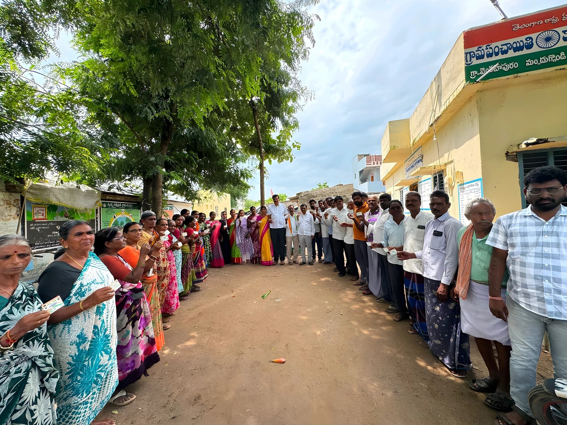 వెంకటాపురంలో స్మార్ట్ రేషన్ కార్డుల పంపిణీ