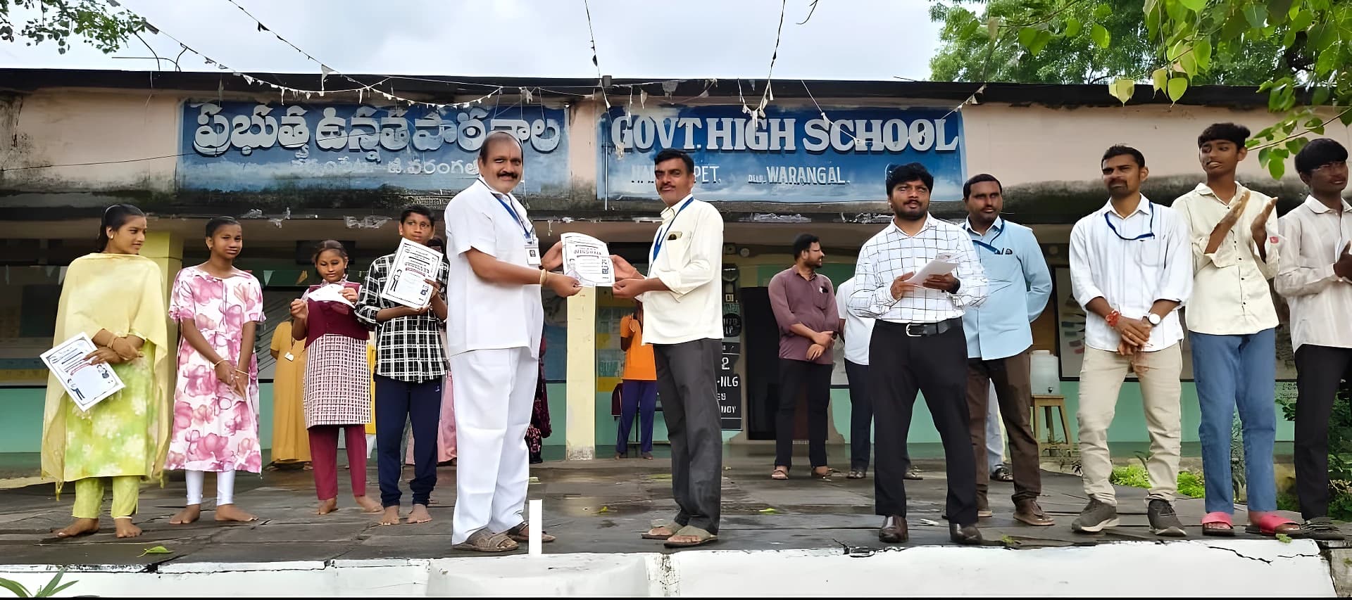 విధులకు డుమ్మా కొట్టని టీచర్.. అభినందించిన హెచ్ఎం