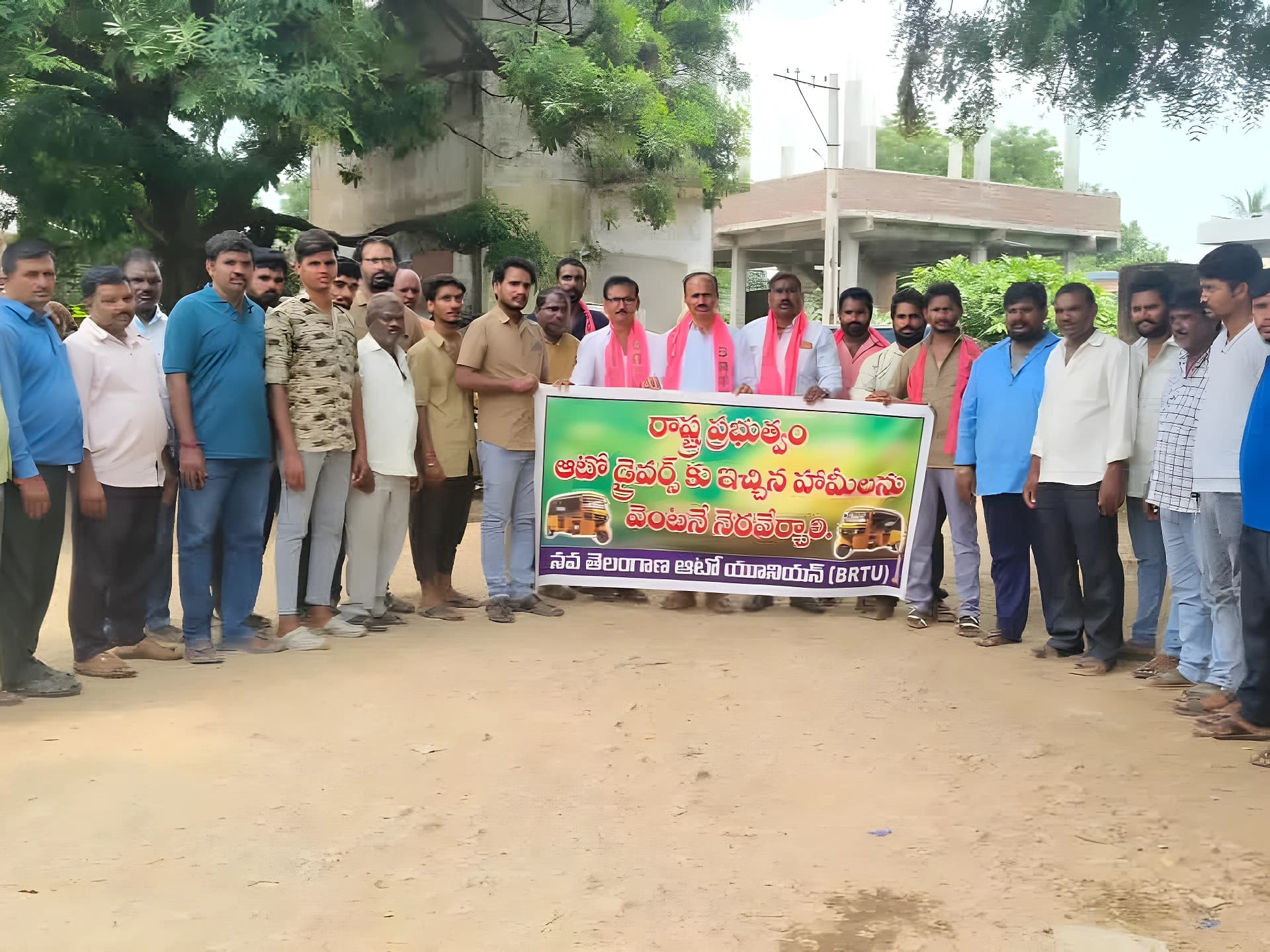 ఆటో డ్రైవర్ల హామీలు అమలు చేయాలి