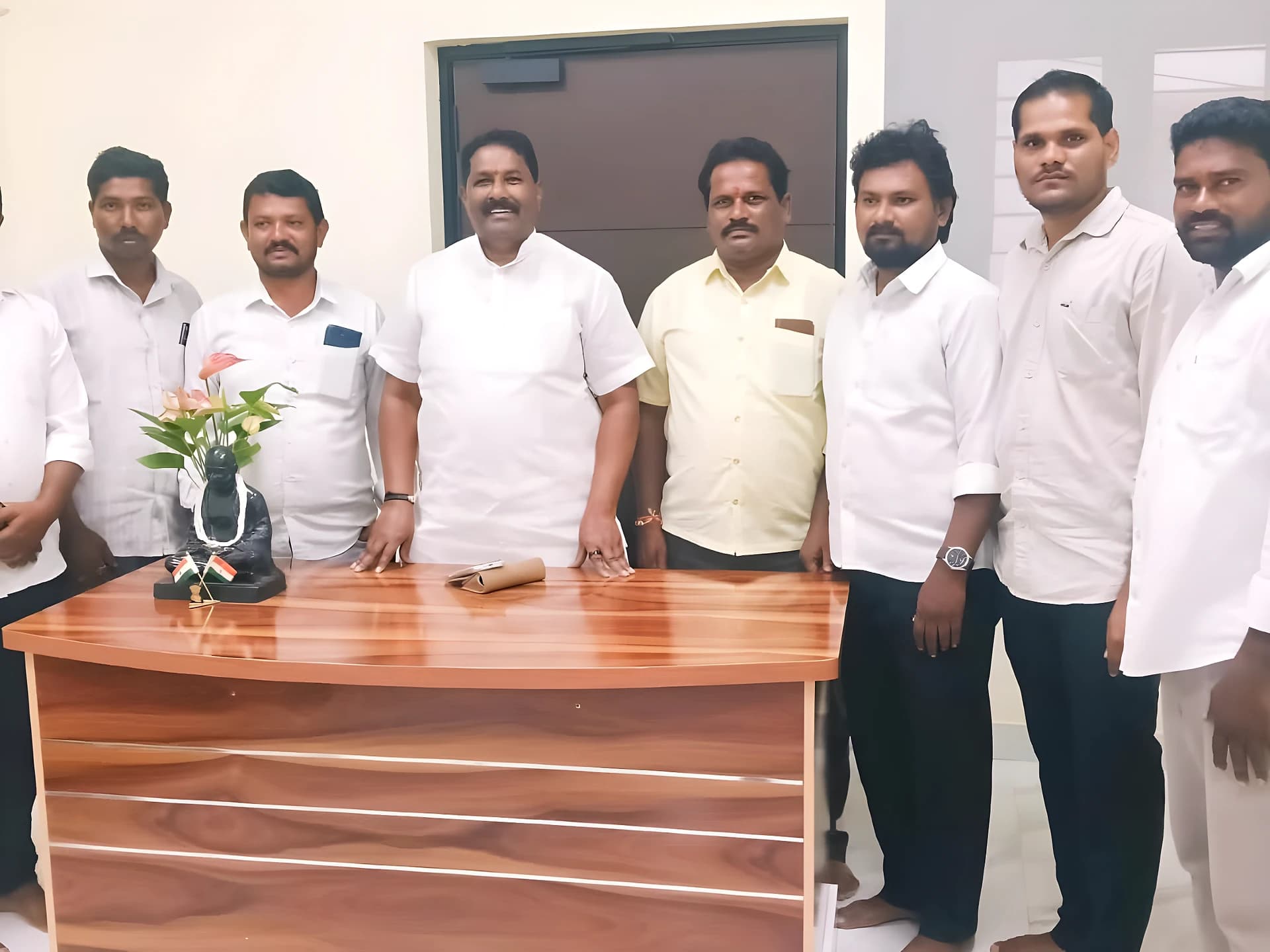 ఎమ్మెల్యే మాధవరెడ్డిని కలిసిన కాంగ్రెస్ నాయకులు