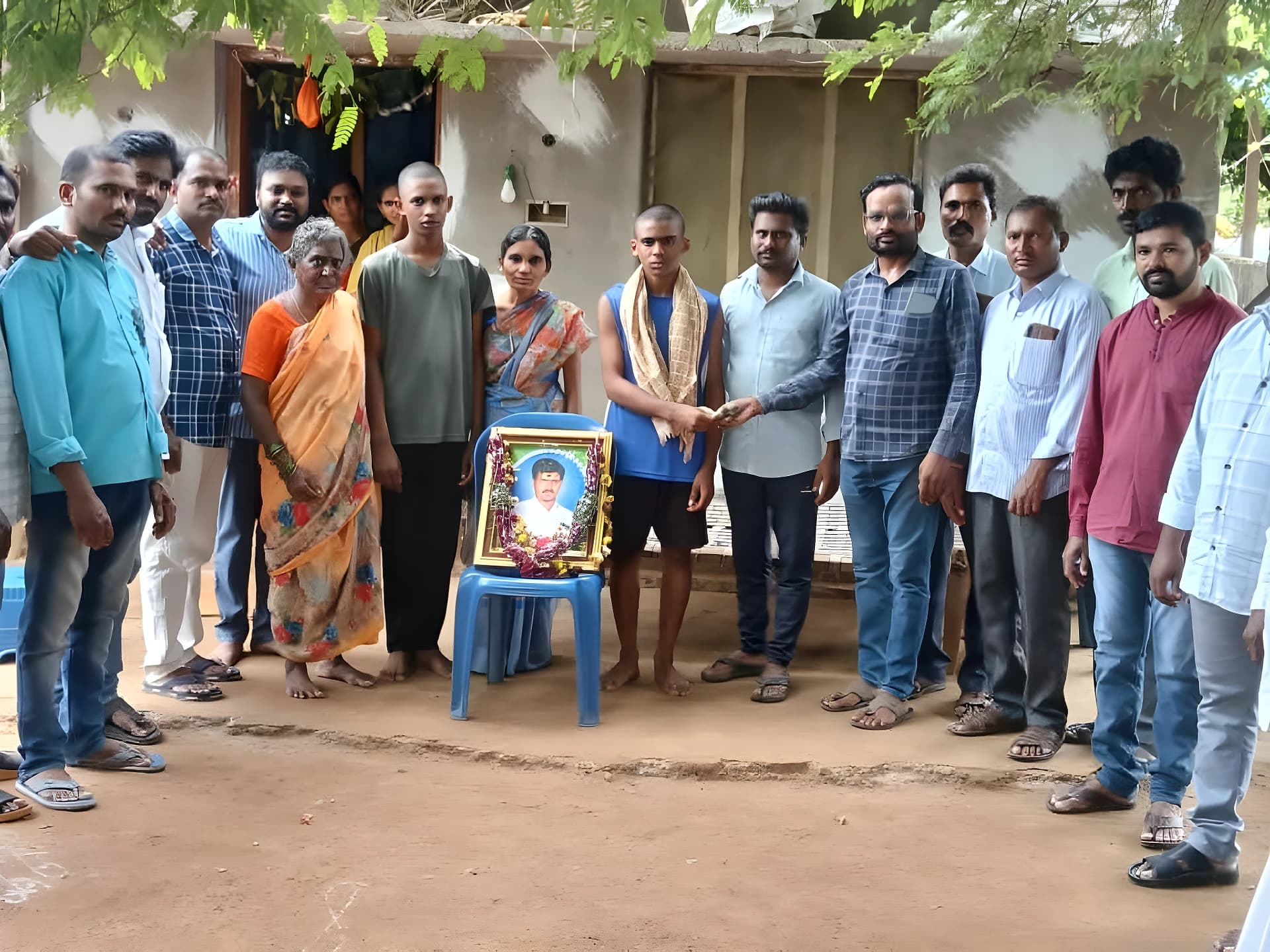 కరుణాకర్ కుటుంబానికి మిత్రుల ఆర్థిక భరోసా