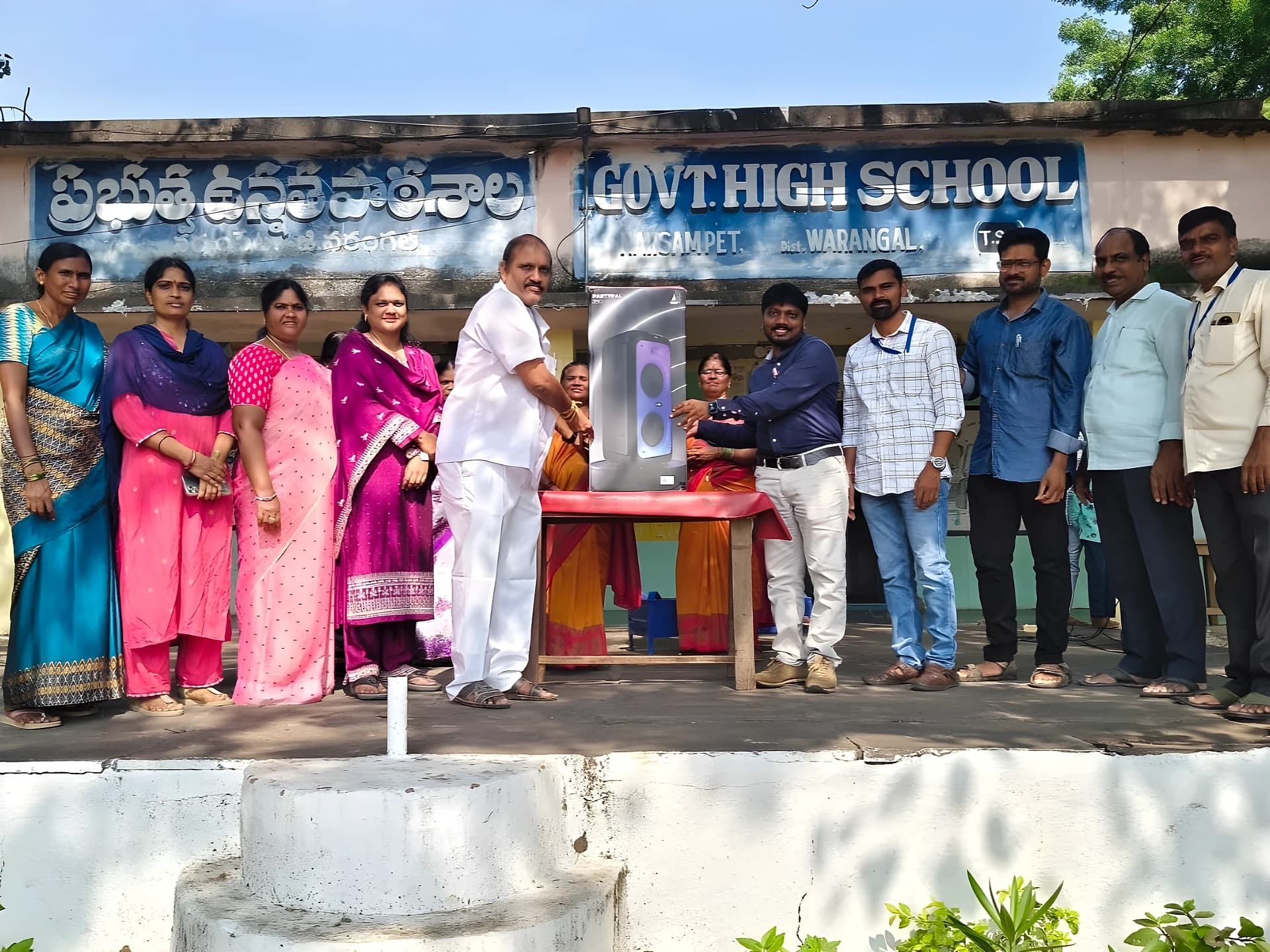 పాఠశాలకు ఉపాధ్యాయుల చేయూత