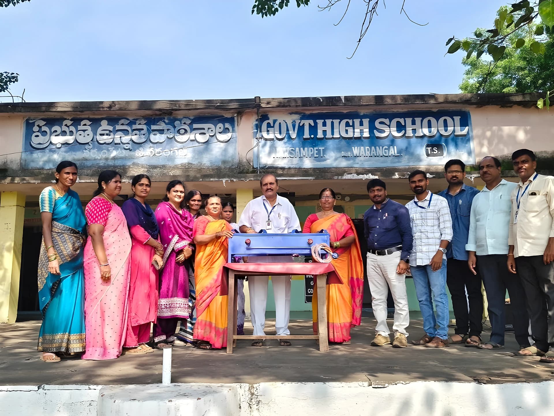 పాఠశాలకు ఉపాధ్యాయుల చేయూత