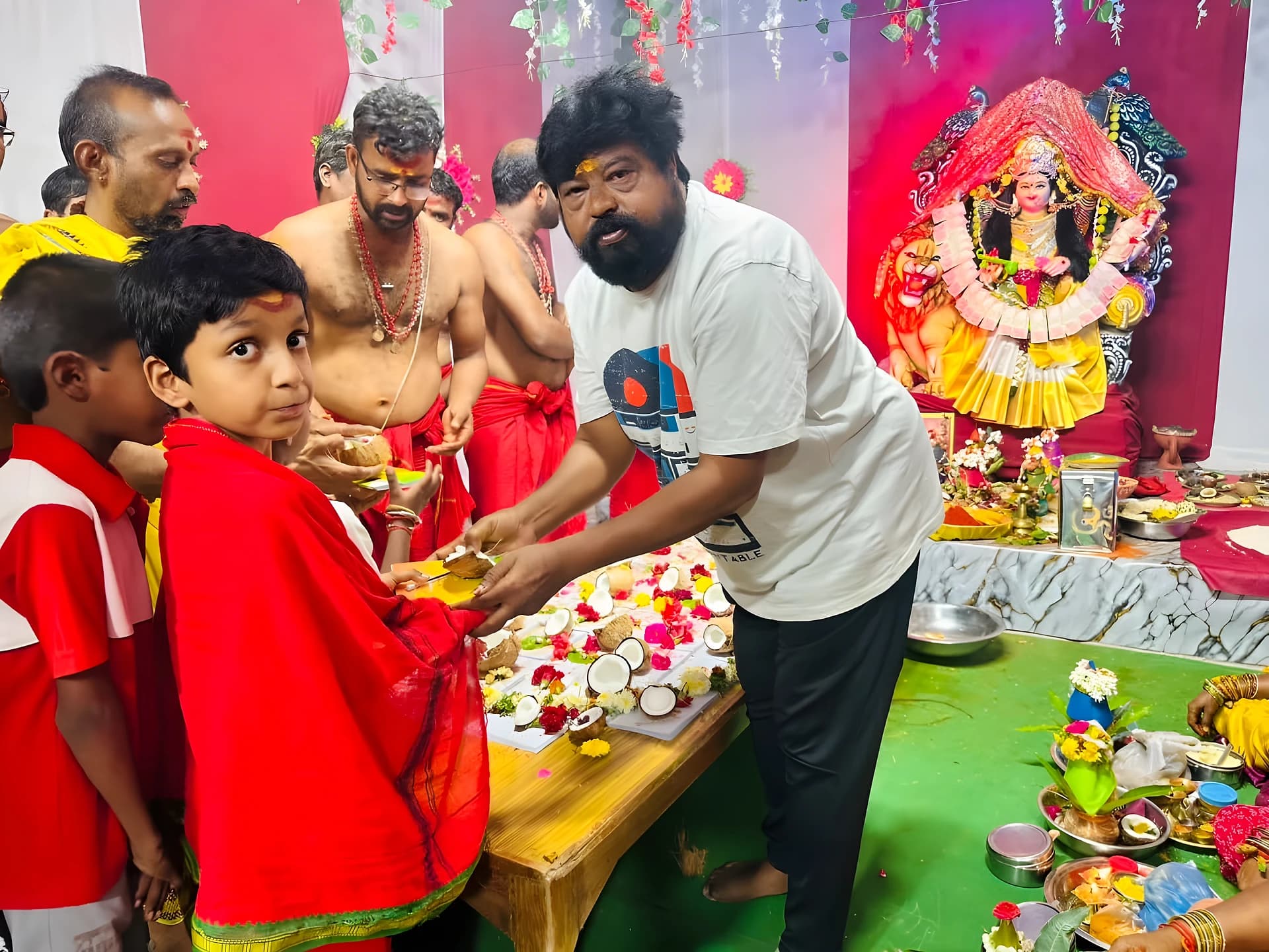 ఐకమత్యంతో కొనసాగుతున్న దేవీ ఉత్సవాలు