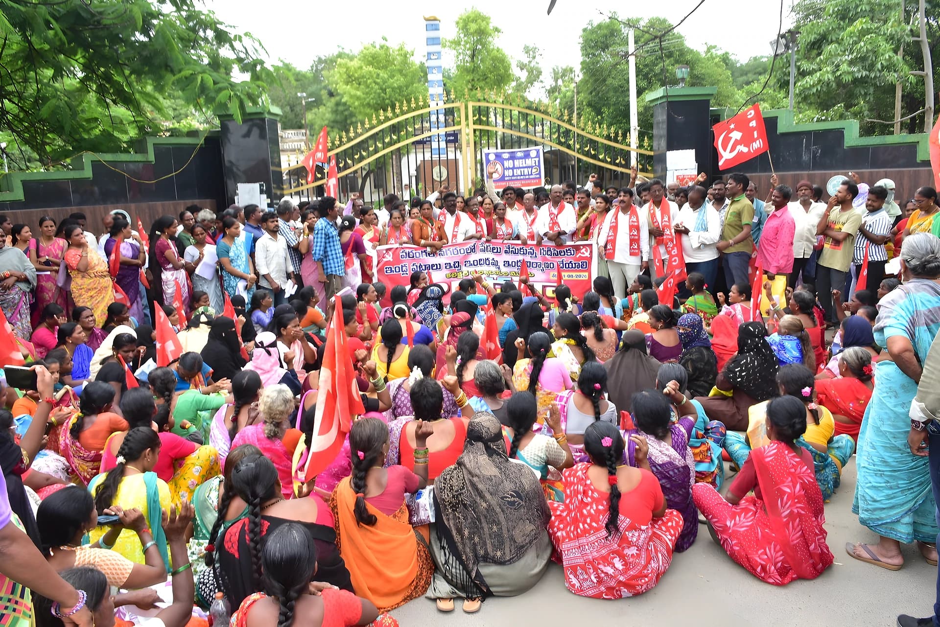 పేదల గుడిసెలకు పట్టాలివ్వాలి.. వరంగల్లో సీపీఎం ధర్నా