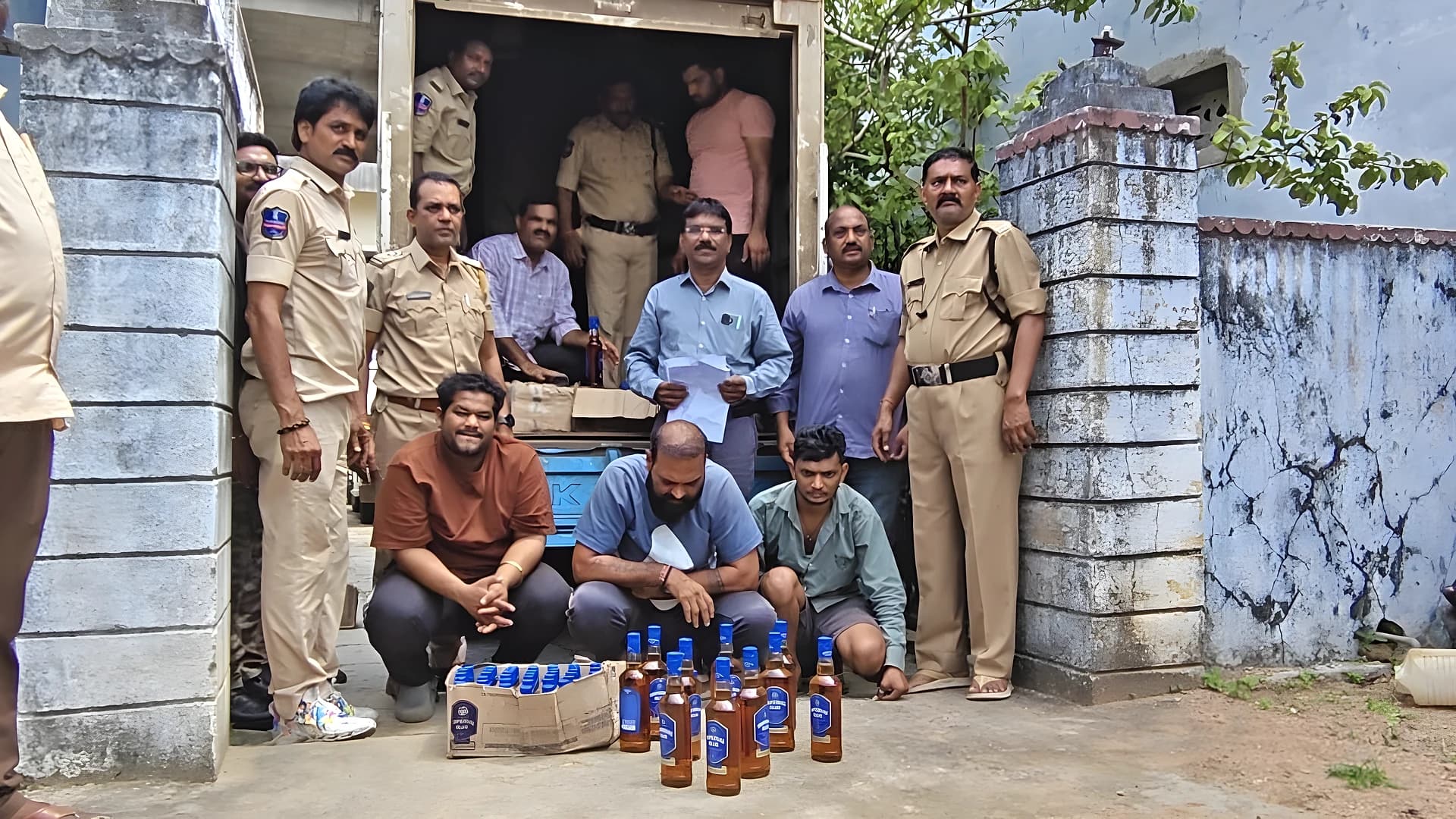 వ్యాన్లో ప్రత్యేక అరలు.. అక్రమ మద్యం రవాణా గుట్టురట్టు