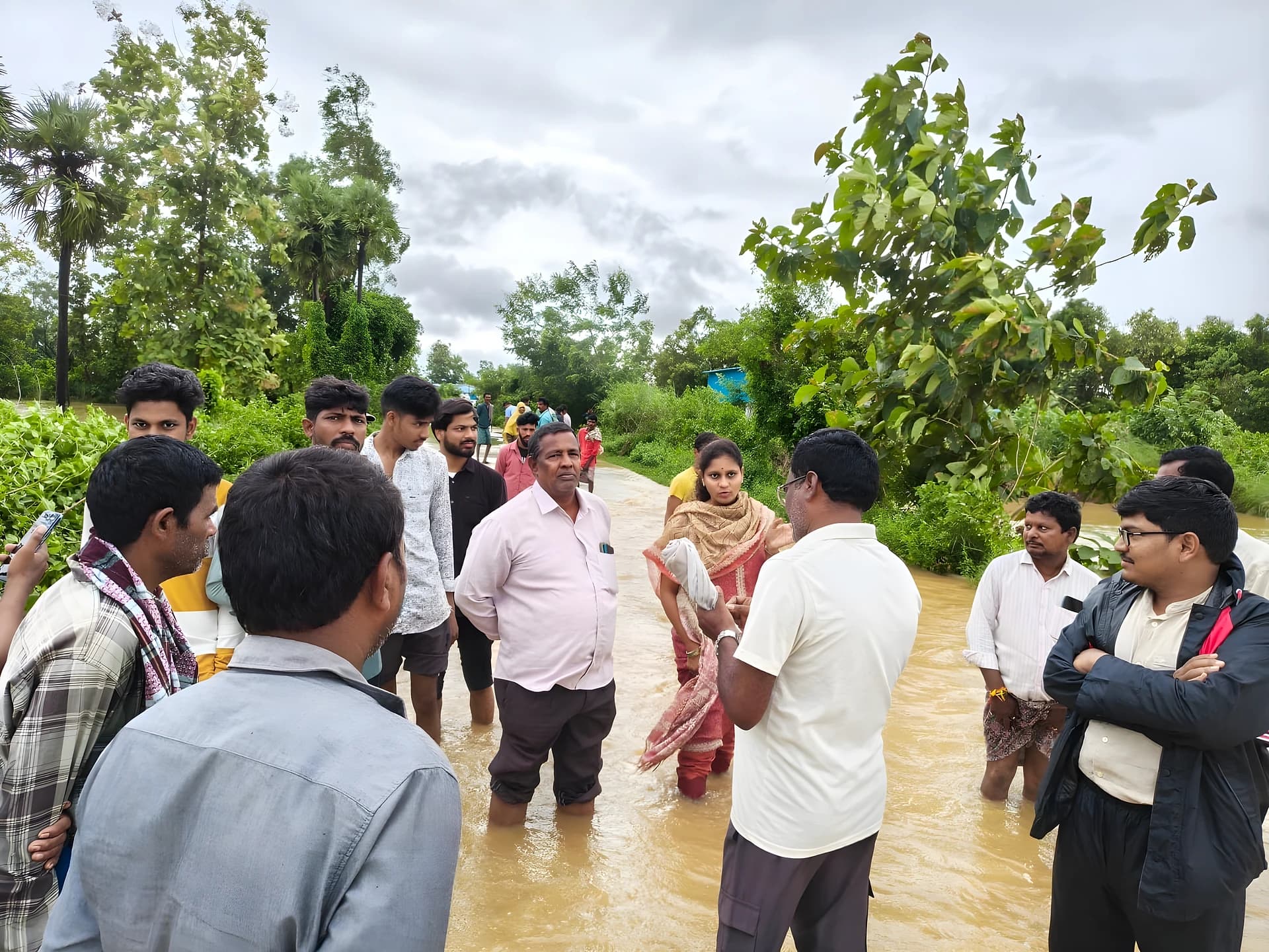సాకే వాగు ప్రవాహాన్ని పరిశీలించిన DRDA PD