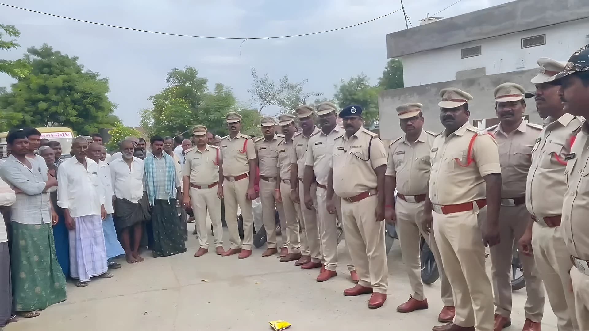 పొట్లూరులో కార్డెన్ సెర్చ్.. 54 వాహనాలు సీజ్