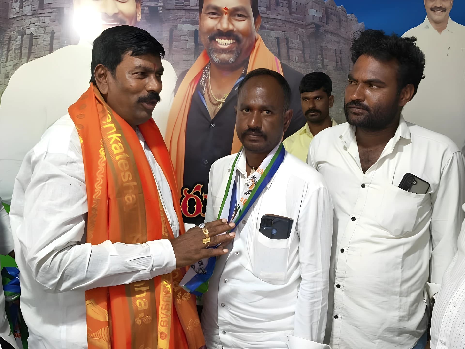 ఆలూరులో టిడిపికి షాక్.. 20 కుటుంబాలు