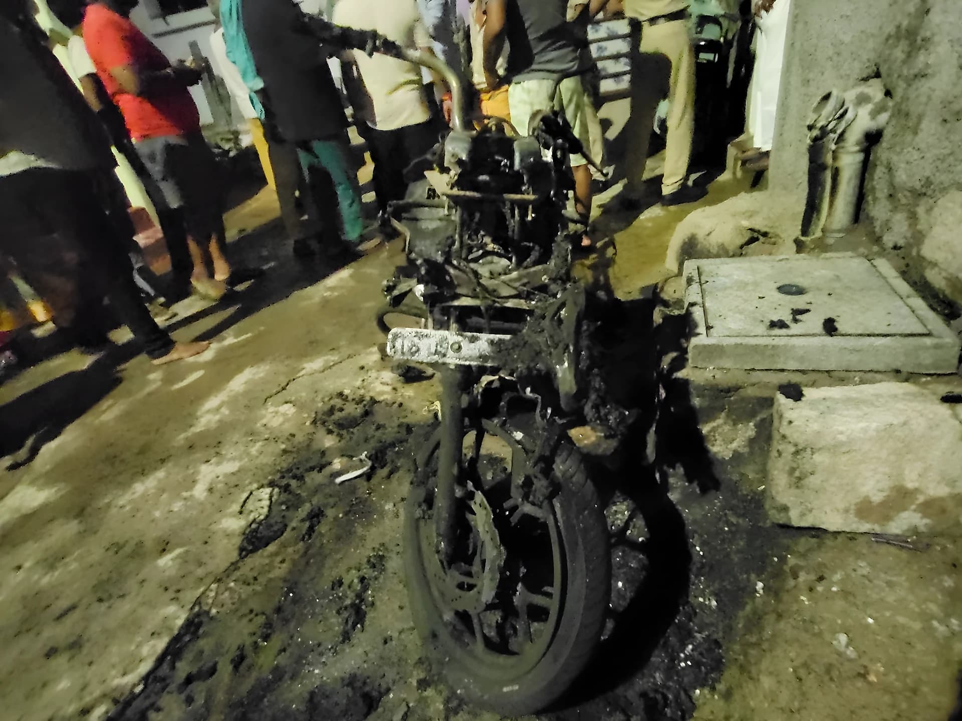 పార్కింగ్ గొడవ.. బైక్పై పెట్రోల్ పోసి నిప్పు
