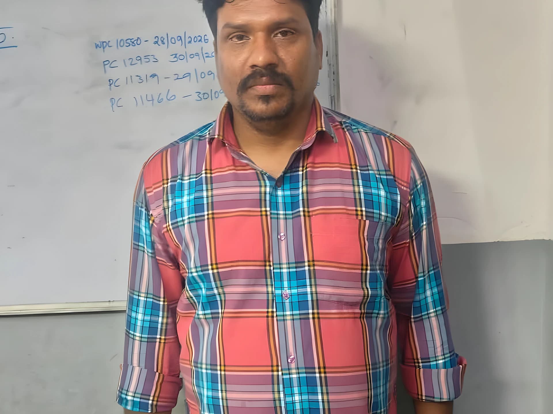 పార్కింగ్ గొడవ.. బైక్ కాల్చేశారు!