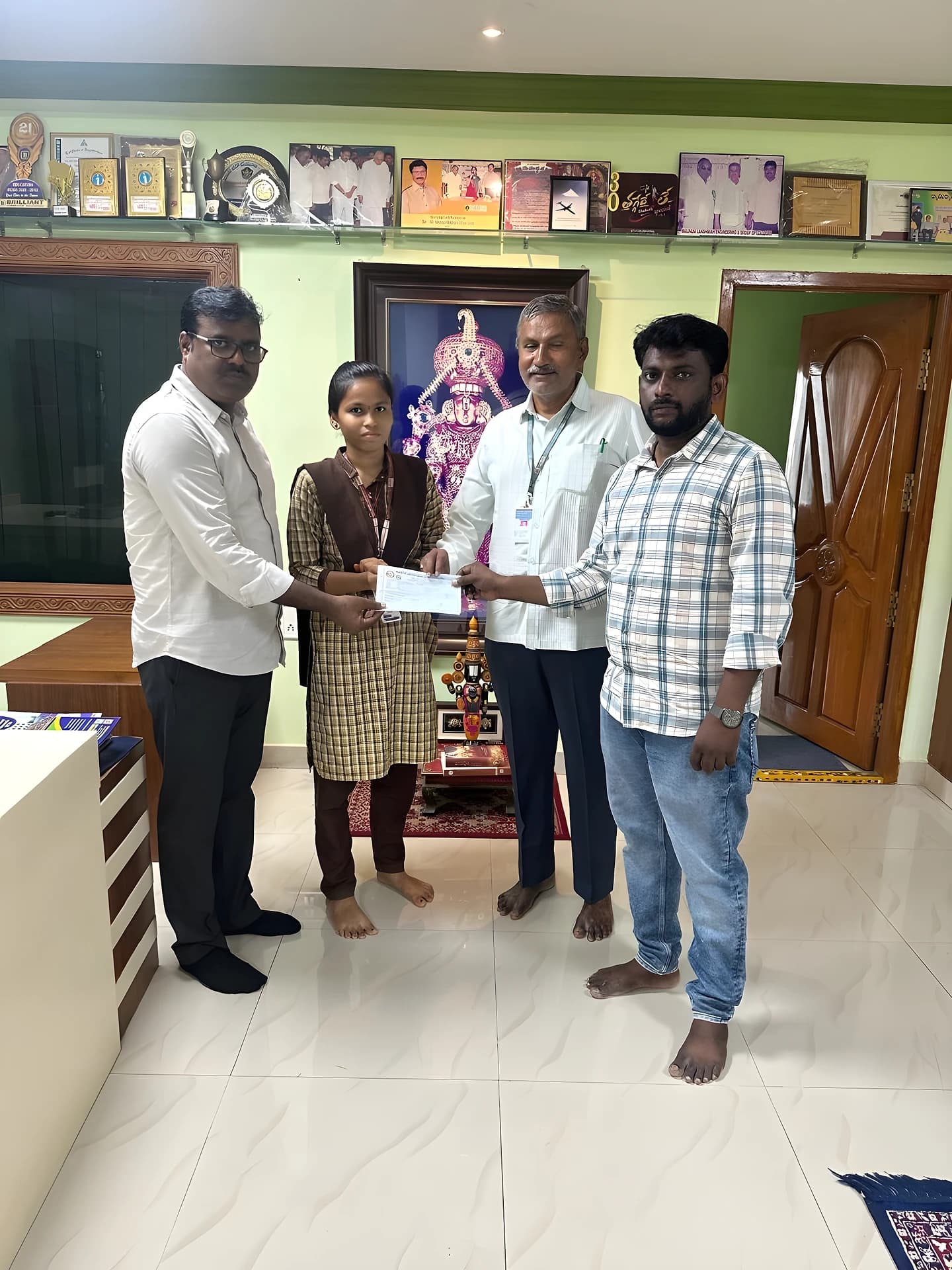 విద్యార్థిని చదువుకు ఎమ్మెల్యే ఆర్థిక సహాయం