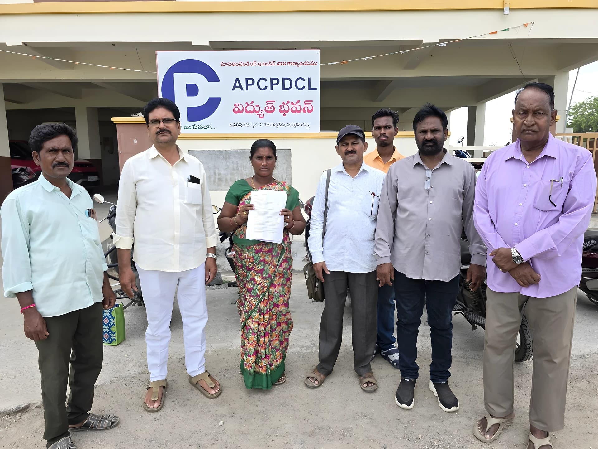 గేదెల మృతి.. బాధ్యులపై చర్యలకు డిమాండ్!