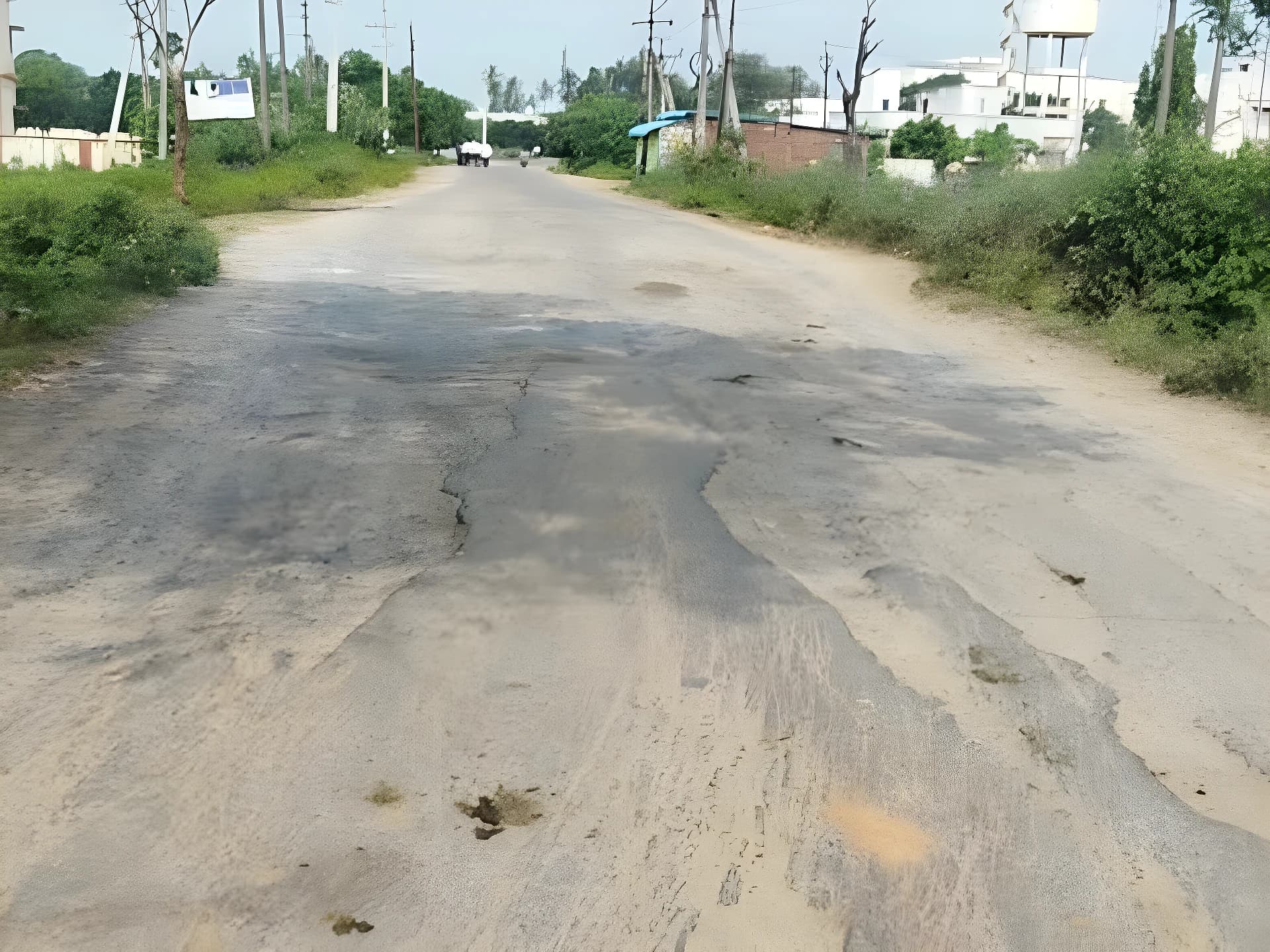 రోడ్లు అధ్వానం.. మొత్తం గుంతలమయం