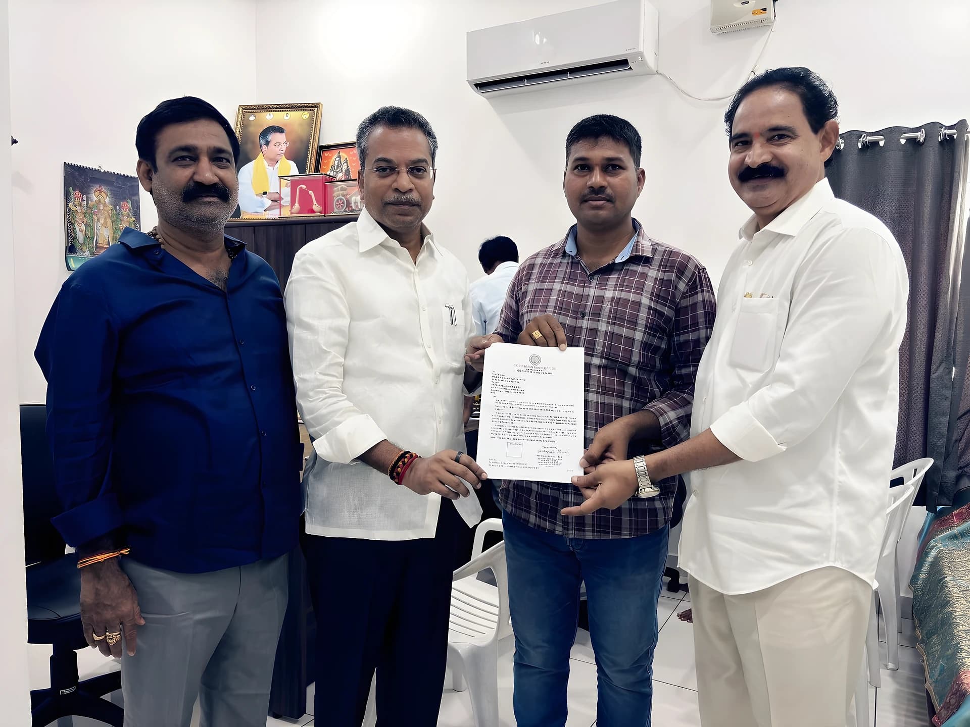 మైలవరంలో వైద్యం కోసం ఆర్థిక సాయం