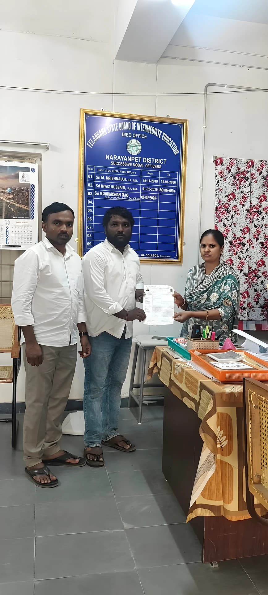 మా కాలేజీకి 3 రోజులేనా? 6 రోజుల రెగ్యులర్ ఫ్యాకల్టీ కావాలి!