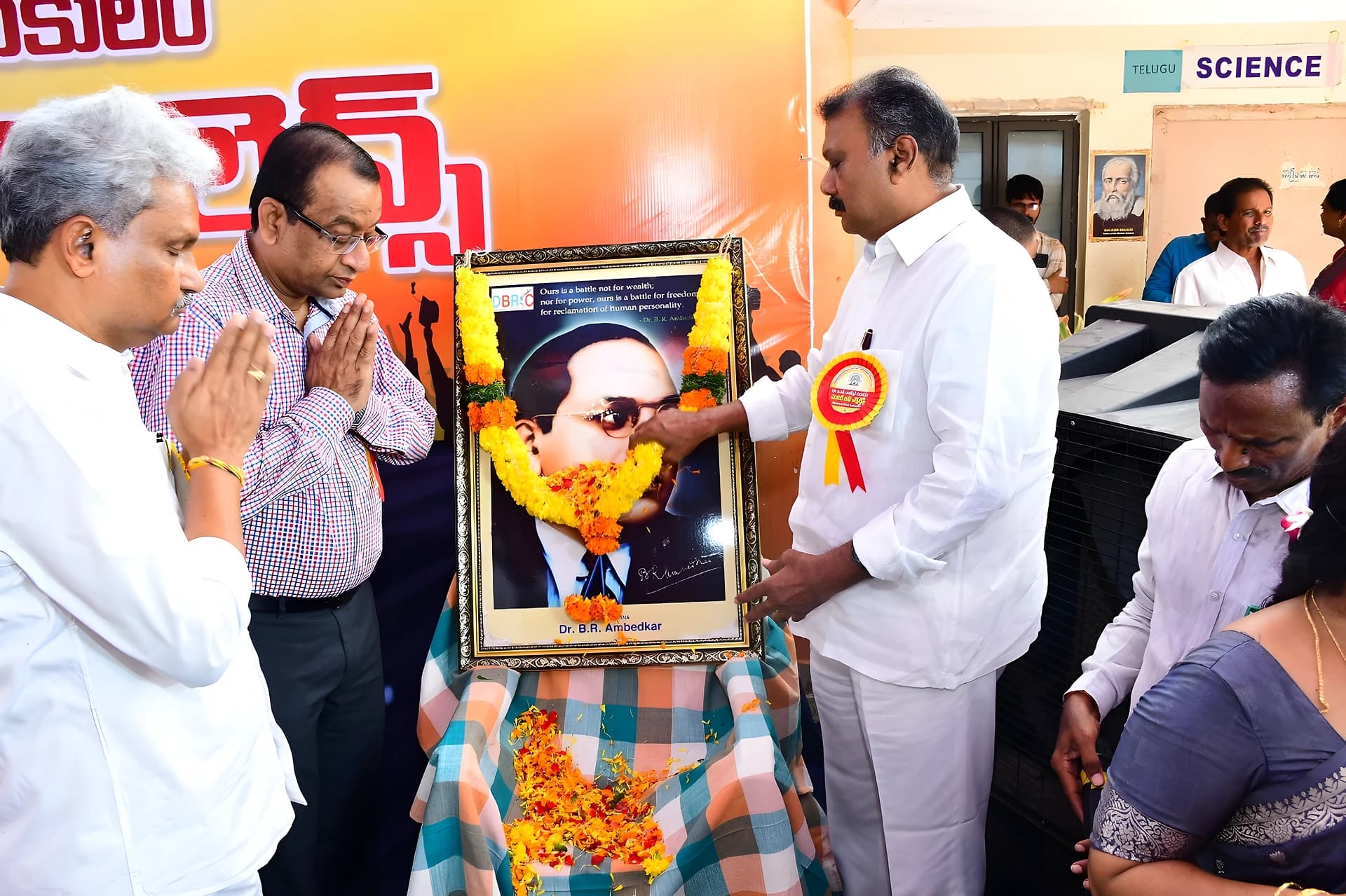 పేద విద్యార్థులకు అంబేద్కర్ గురుకులం అండ