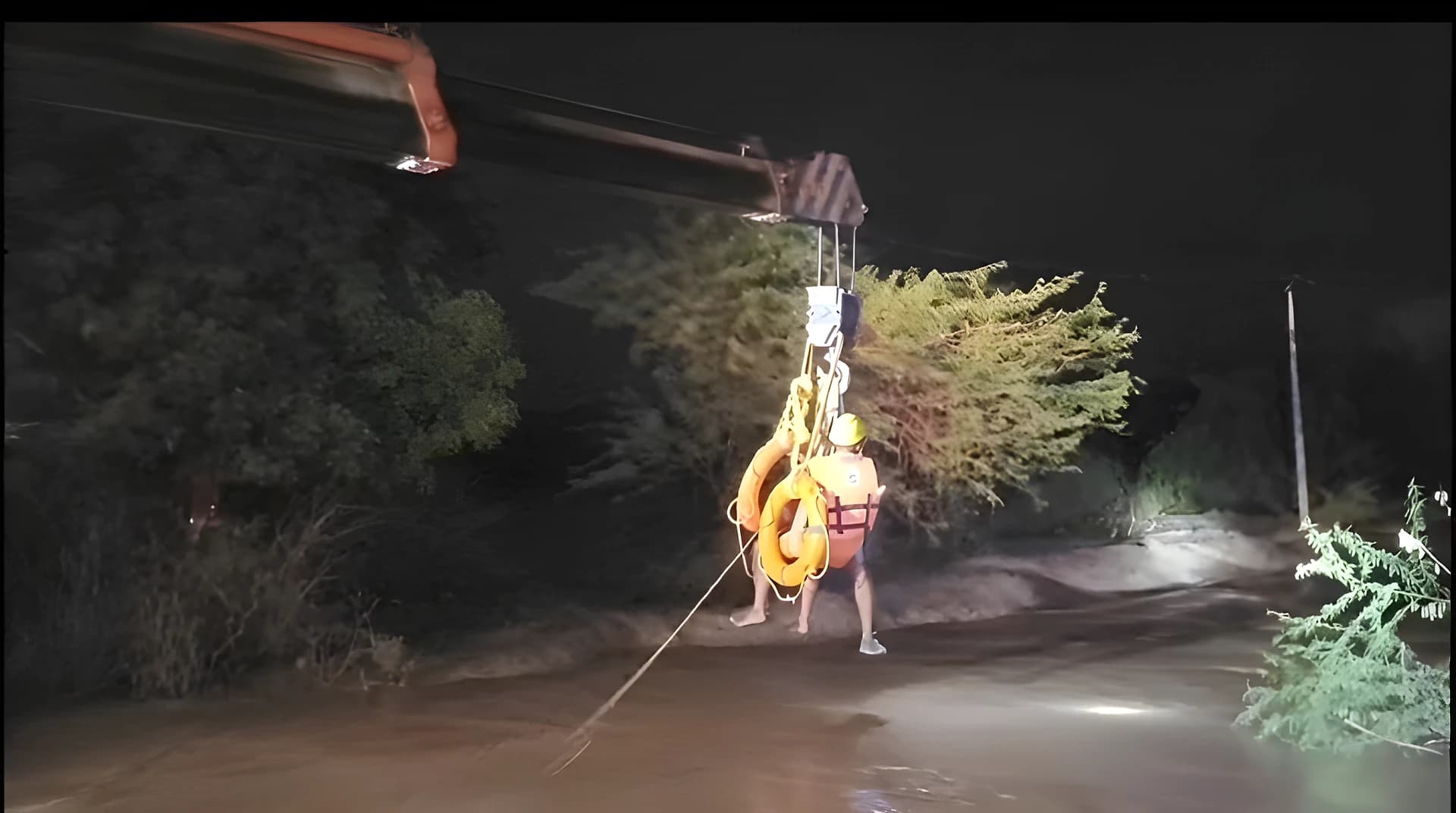 వాగులో చిక్కుకున్న ముగ్గురిని కాపాడిన పోలీసులు