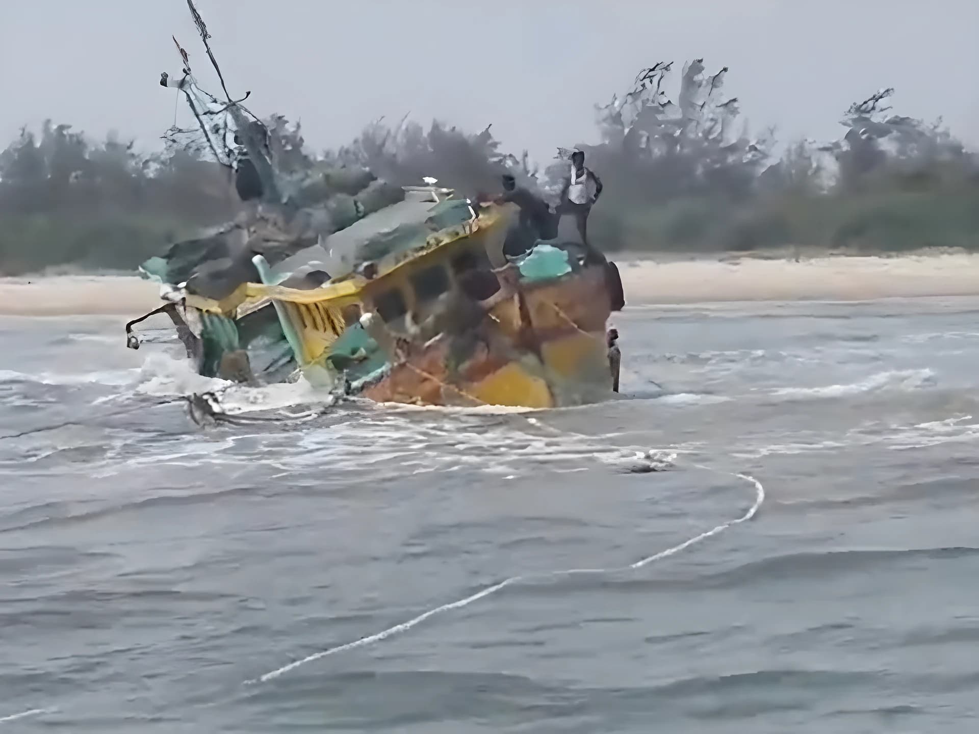 సముద్రంలో మునిగిన పడవ