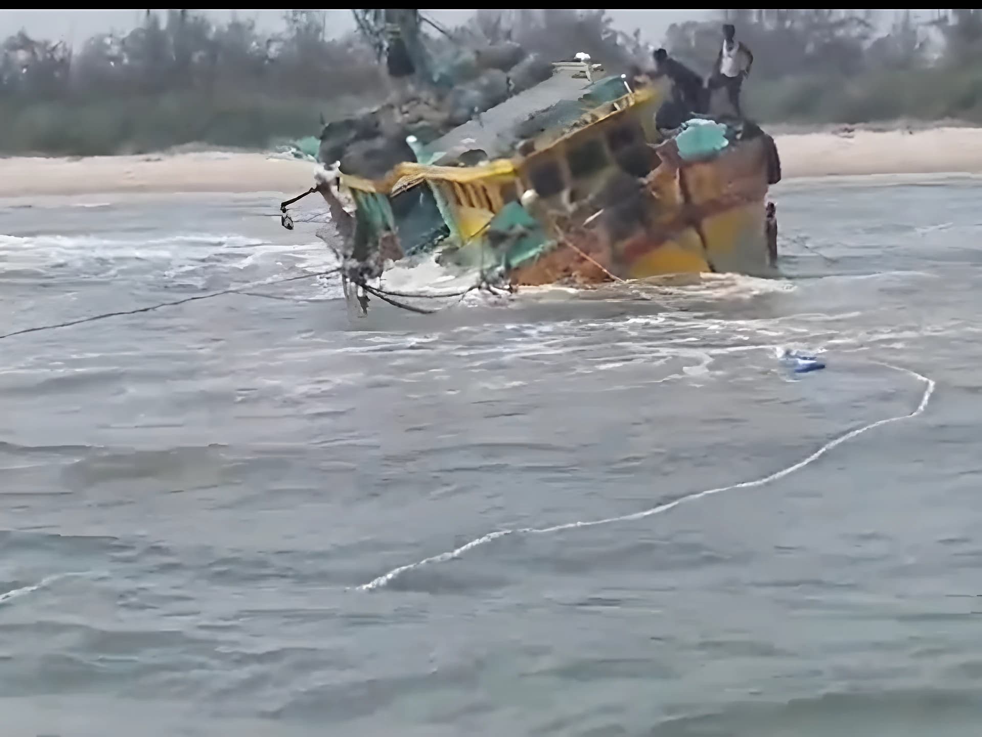 సముద్రంలో మునిగిన పడవ
