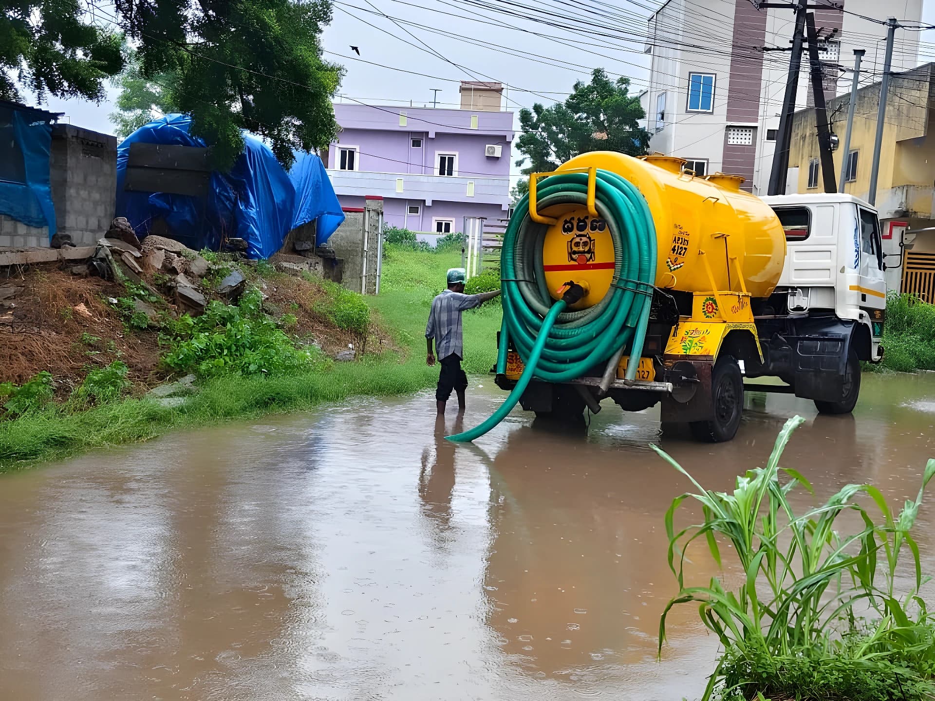 రోడ్లపై వరద నీరు.. యుద్ధప్రాతిపదికన తొలగింపు పనులు