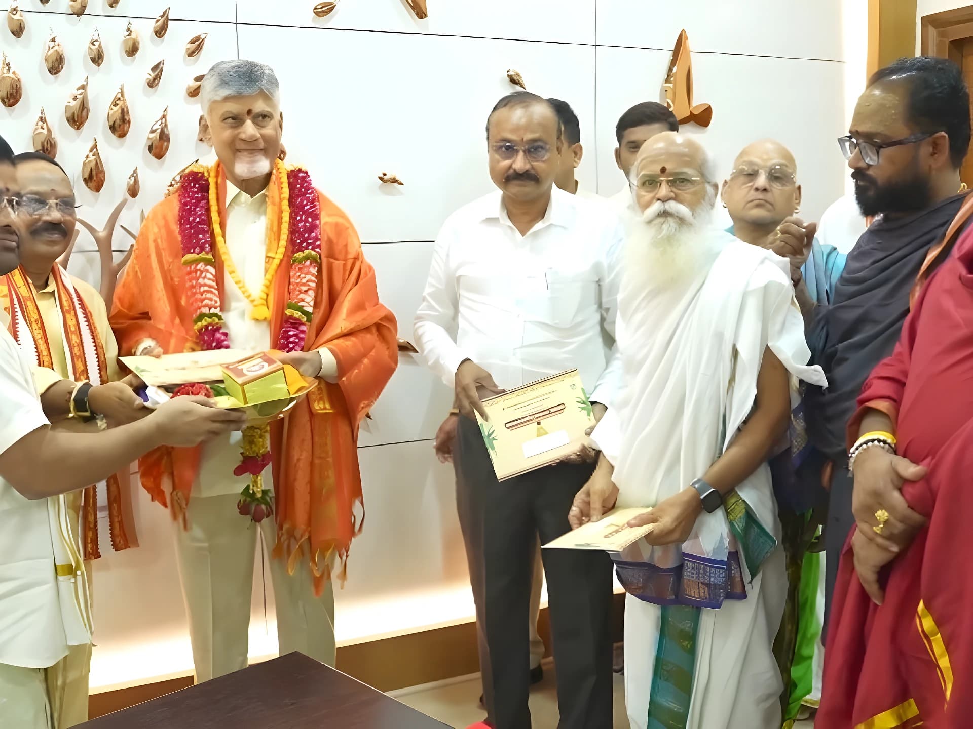 సీఎం చంద్రబాబుకు దసరా ఉత్సవాల ఆహ్వానం