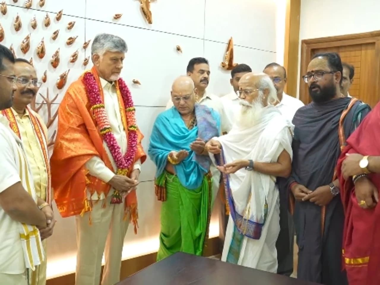 సీఎం చంద్రబాబుకు దసరా ఉత్సవాల ఆహ్వానం