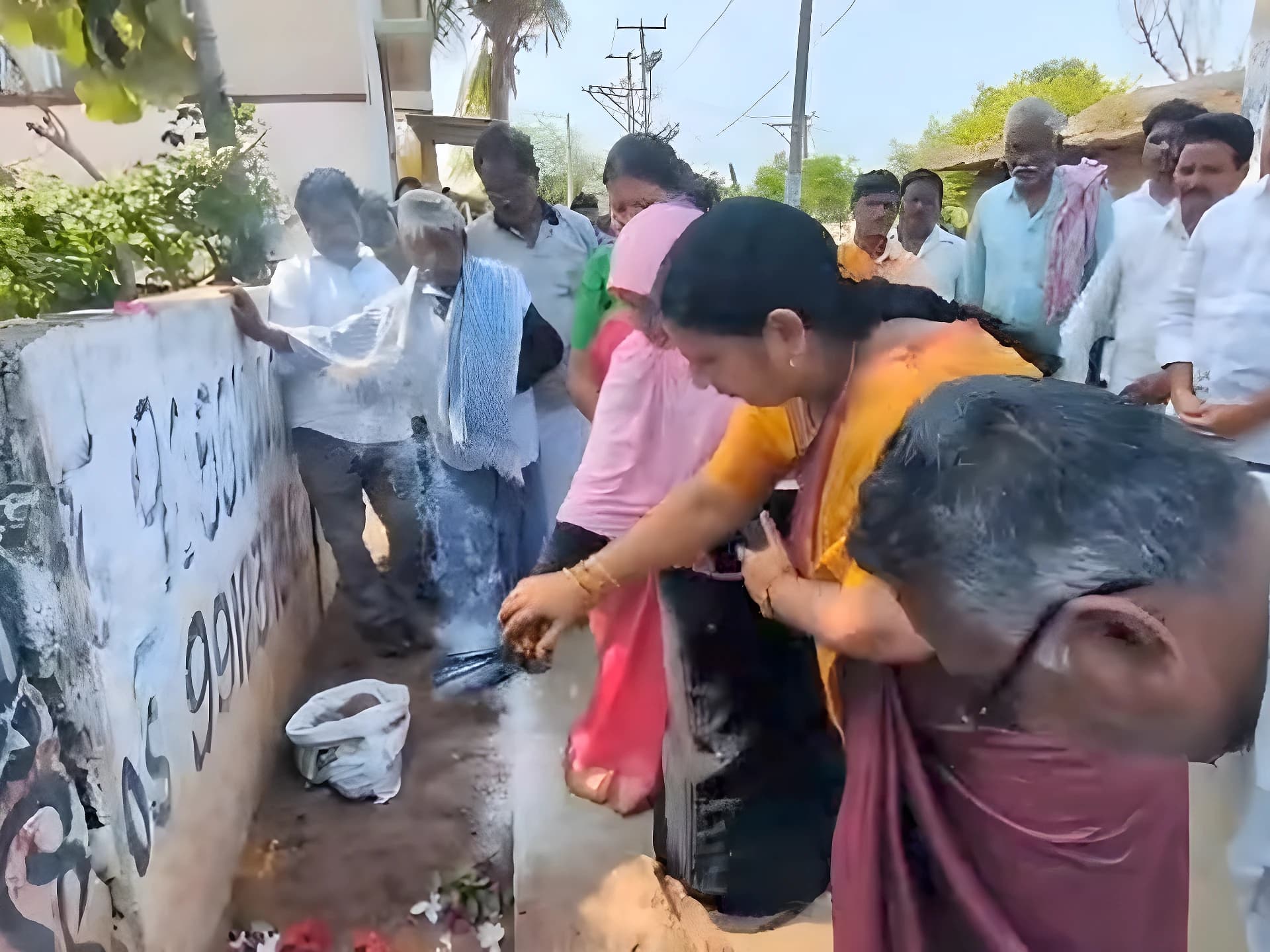 దళితవాడలో కాలువల నిర్మాణానికి భూమిపూజ