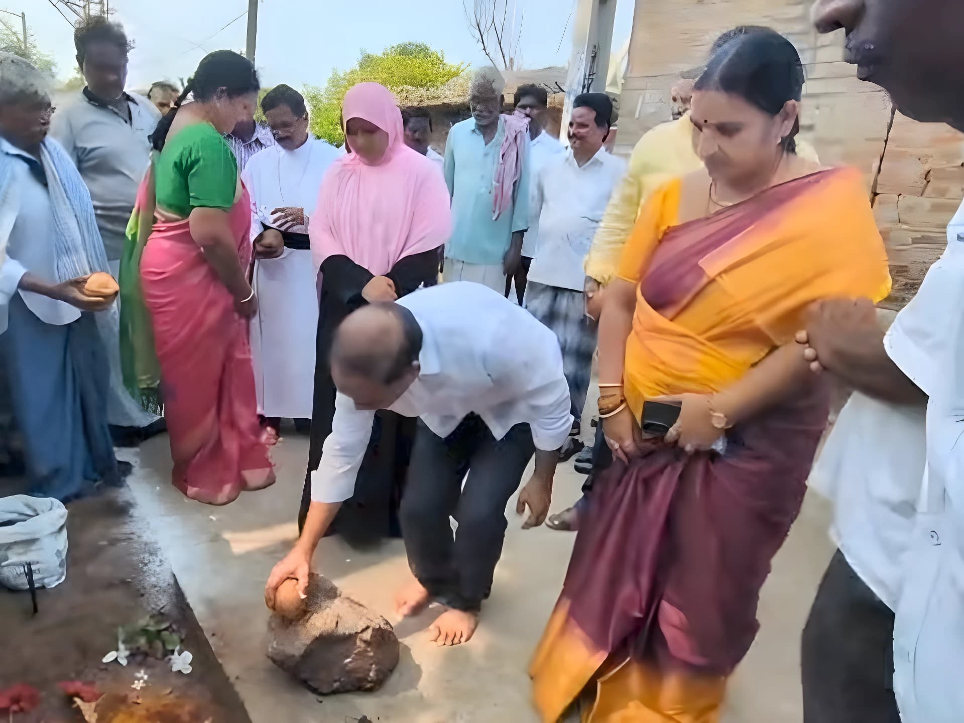 దళితవాడలో కాలువల నిర్మాణానికి భూమిపూజ