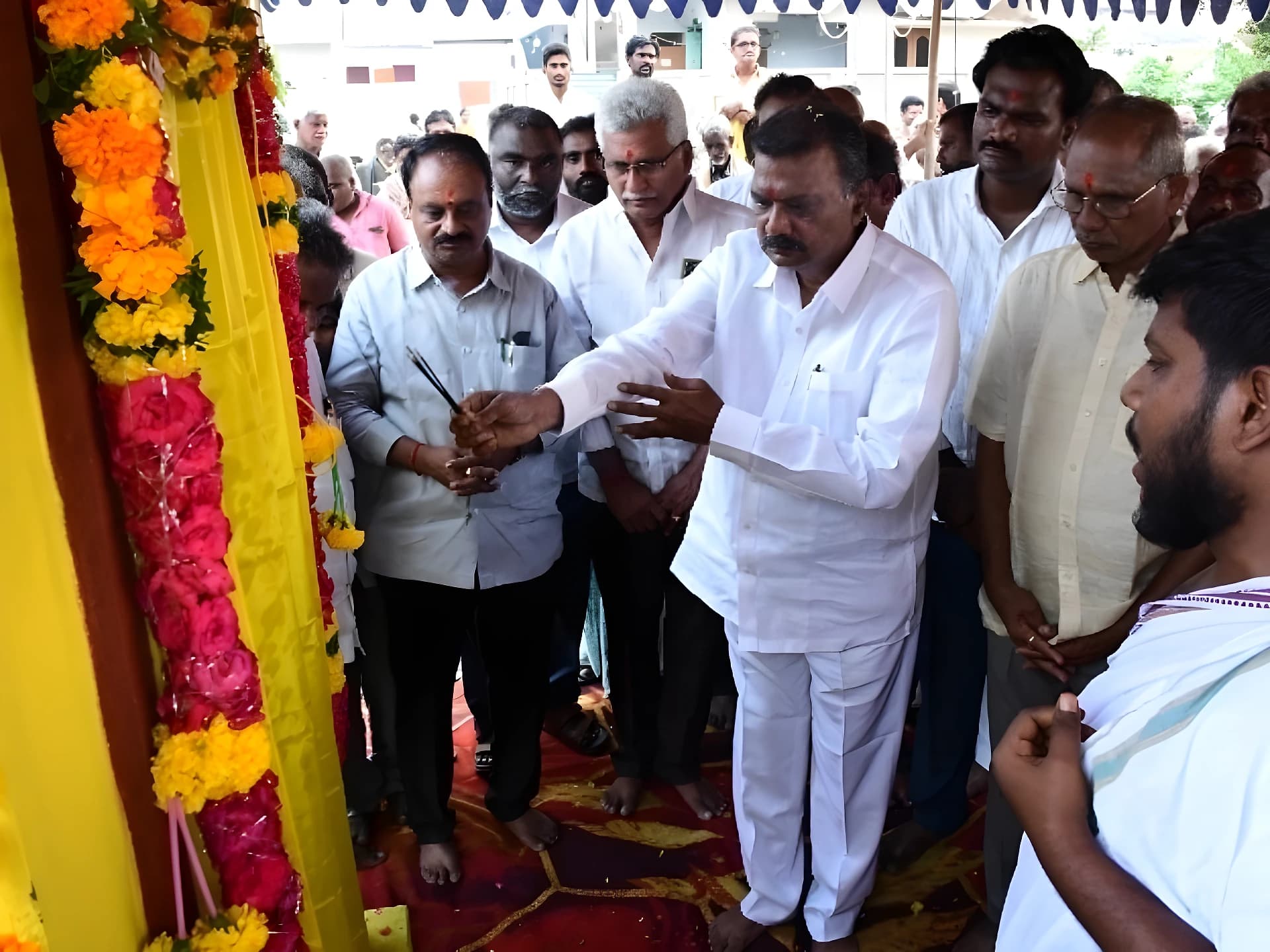 రహదారి పనులకు ఎమ్మెల్యే శంకుస్థాపన