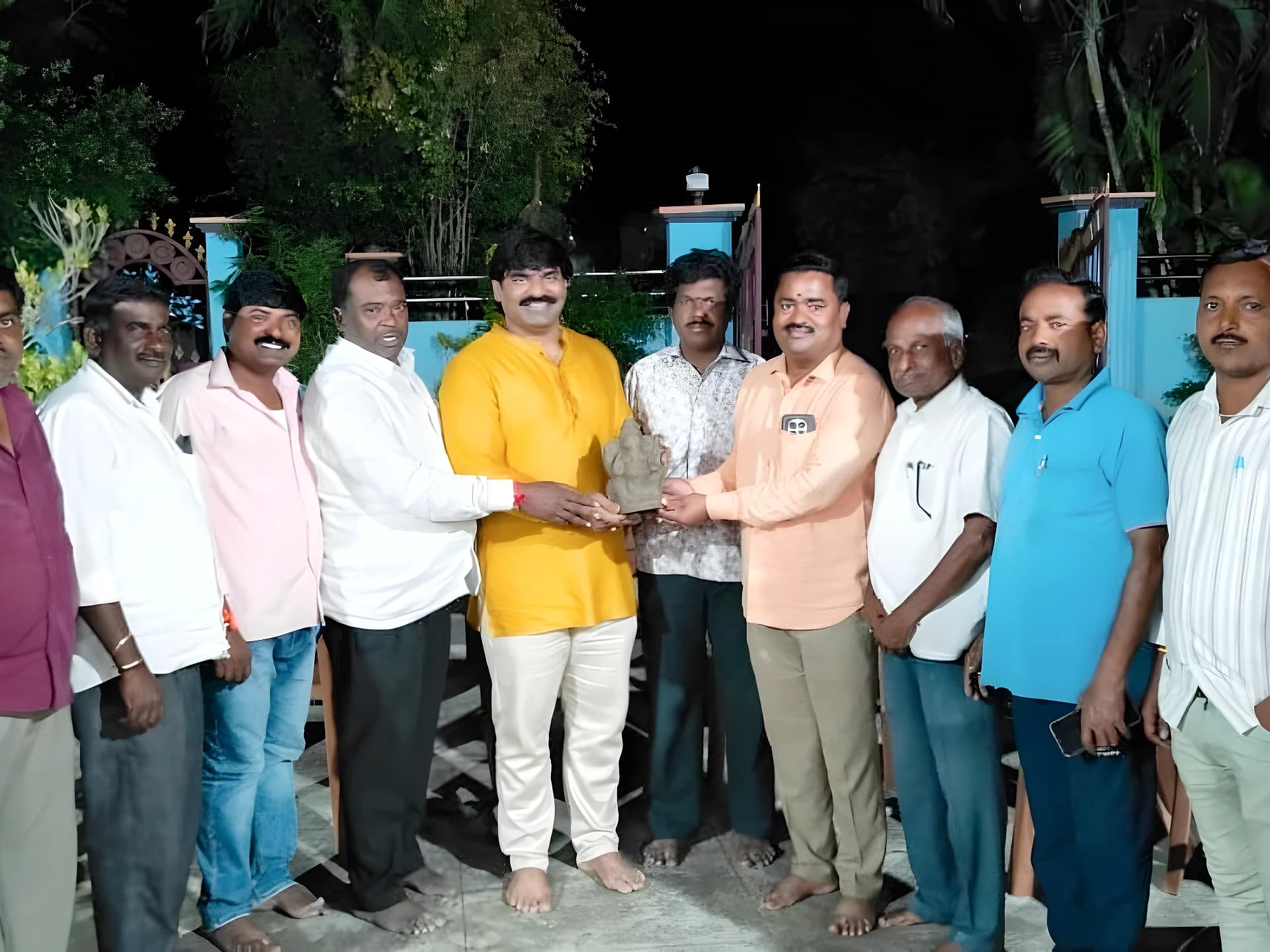 బీబీపేట్లో మట్టి గణపతుల పంపిణీ