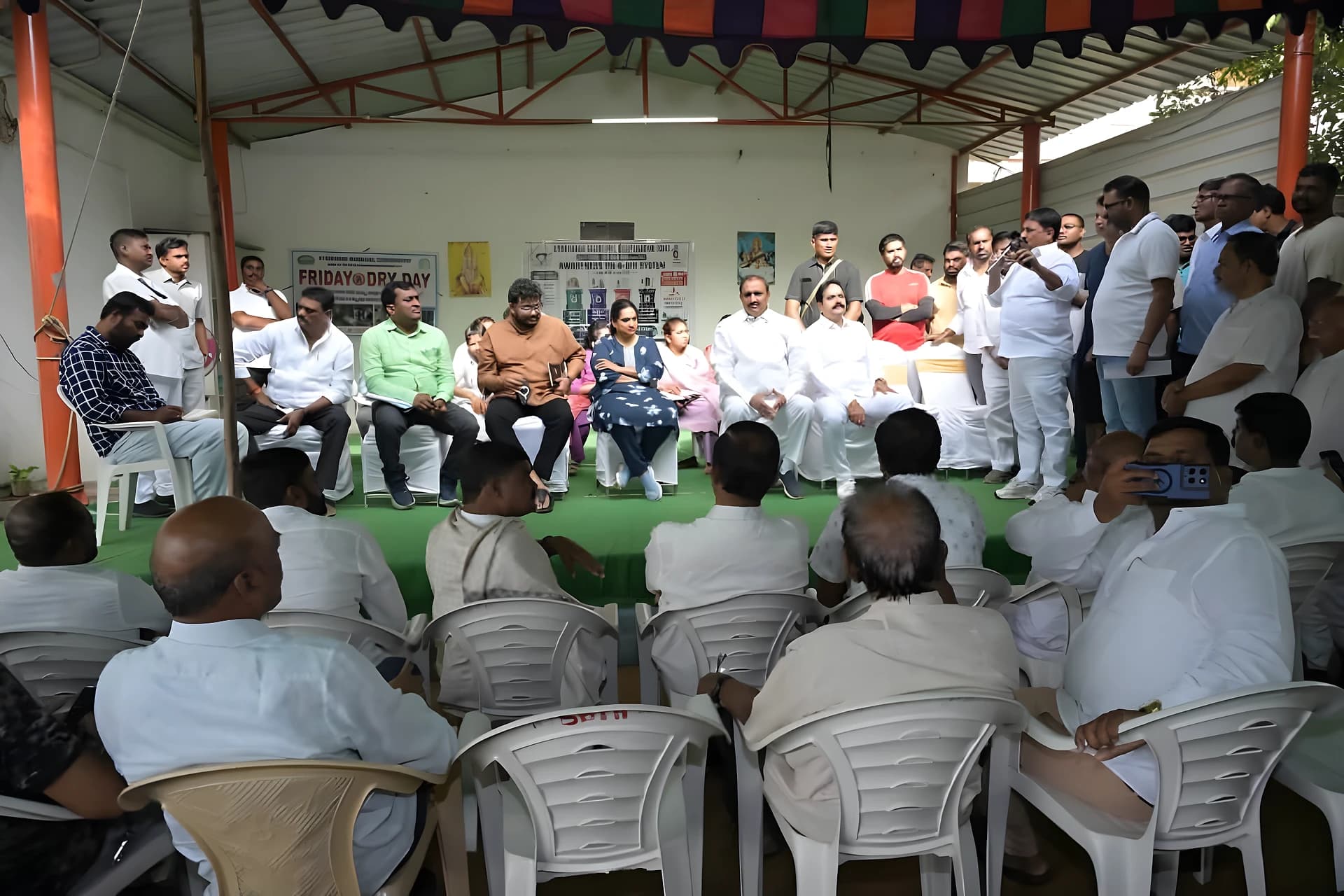 కాలనీవాసుల సమస్యలు తెలుసుకున్న ఎమ్మెల్యే