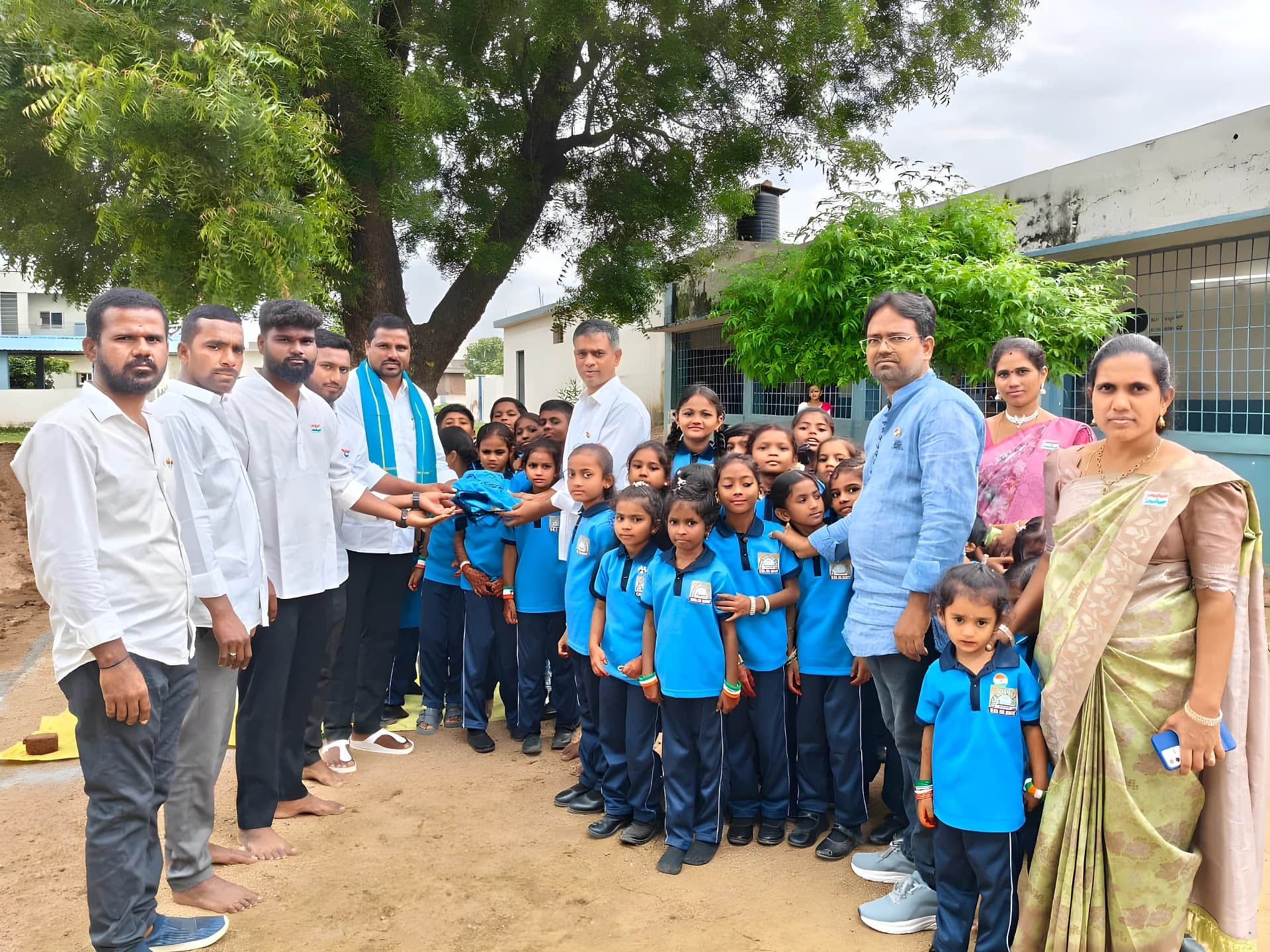 స్కూల్కు స్పోర్ట్స్ యూనిఫాం అందజేత