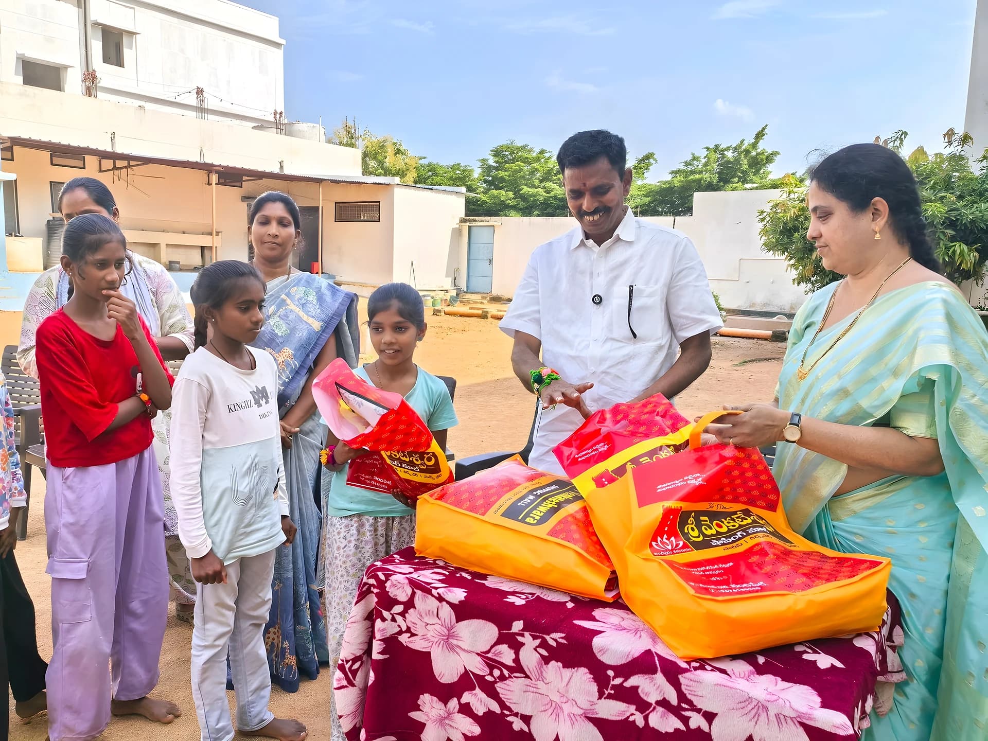 కస్తూర్బా విద్యార్థినులకు డ్రెస్ల అందజేత