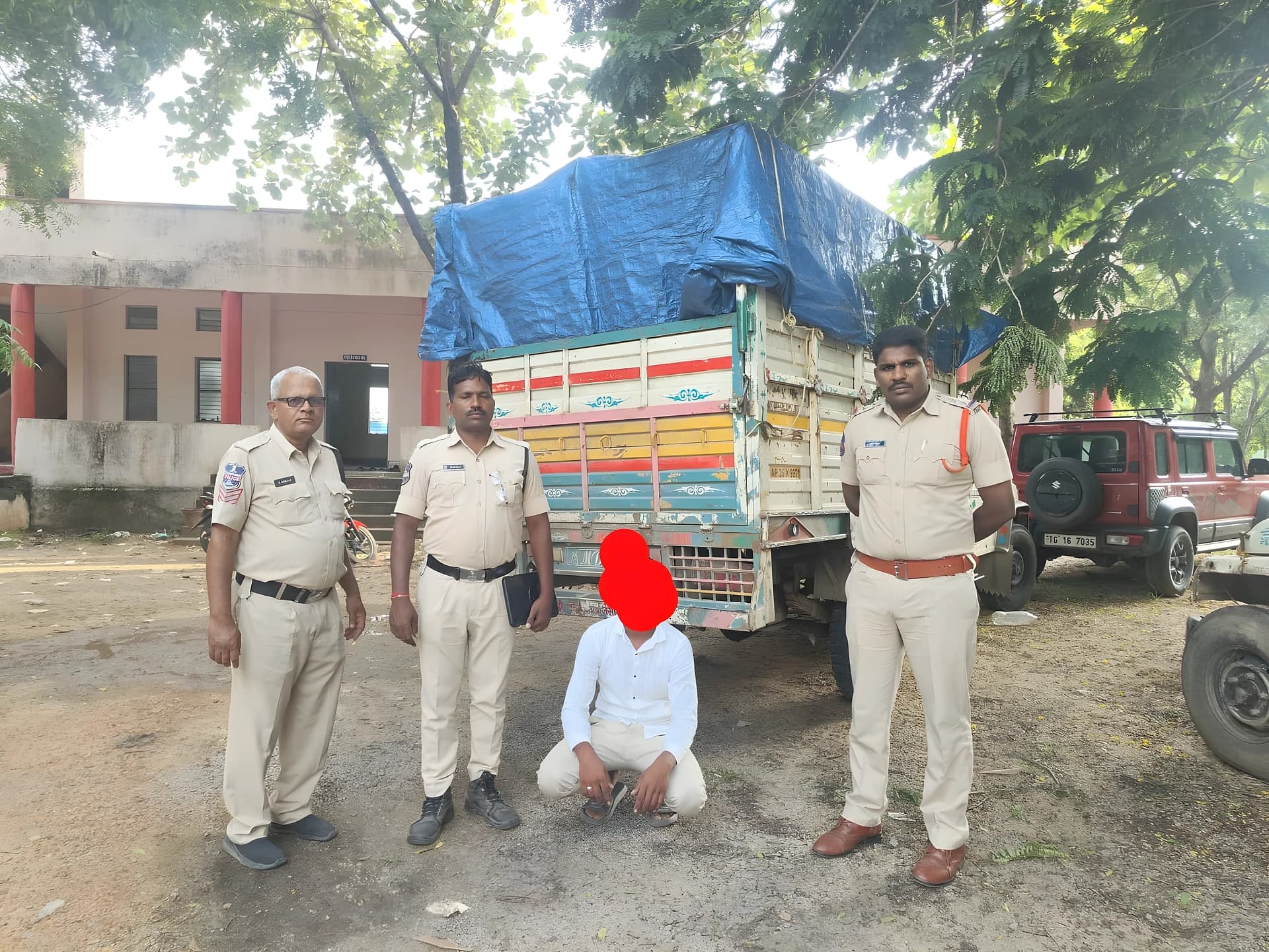 నందిపేట్లో రేషన్ బియ్యం సీజ్..! అక్రమ రవాణాపై ఉక్కుపాదం