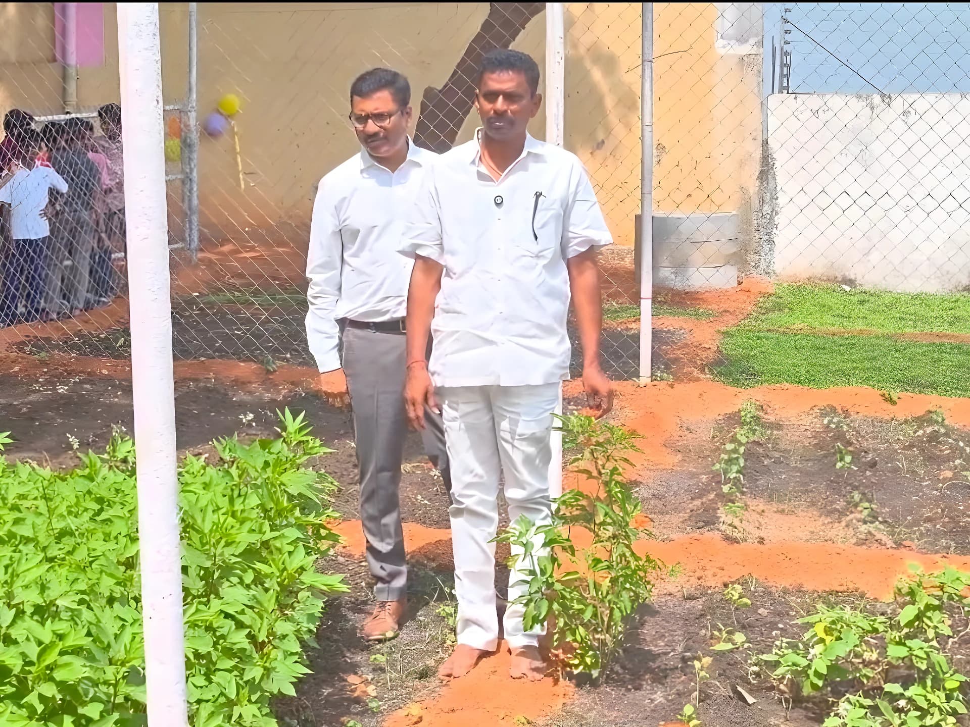 చదువులో ప్రతిభ చూపితే నగదు ప్రోత్సాహకం