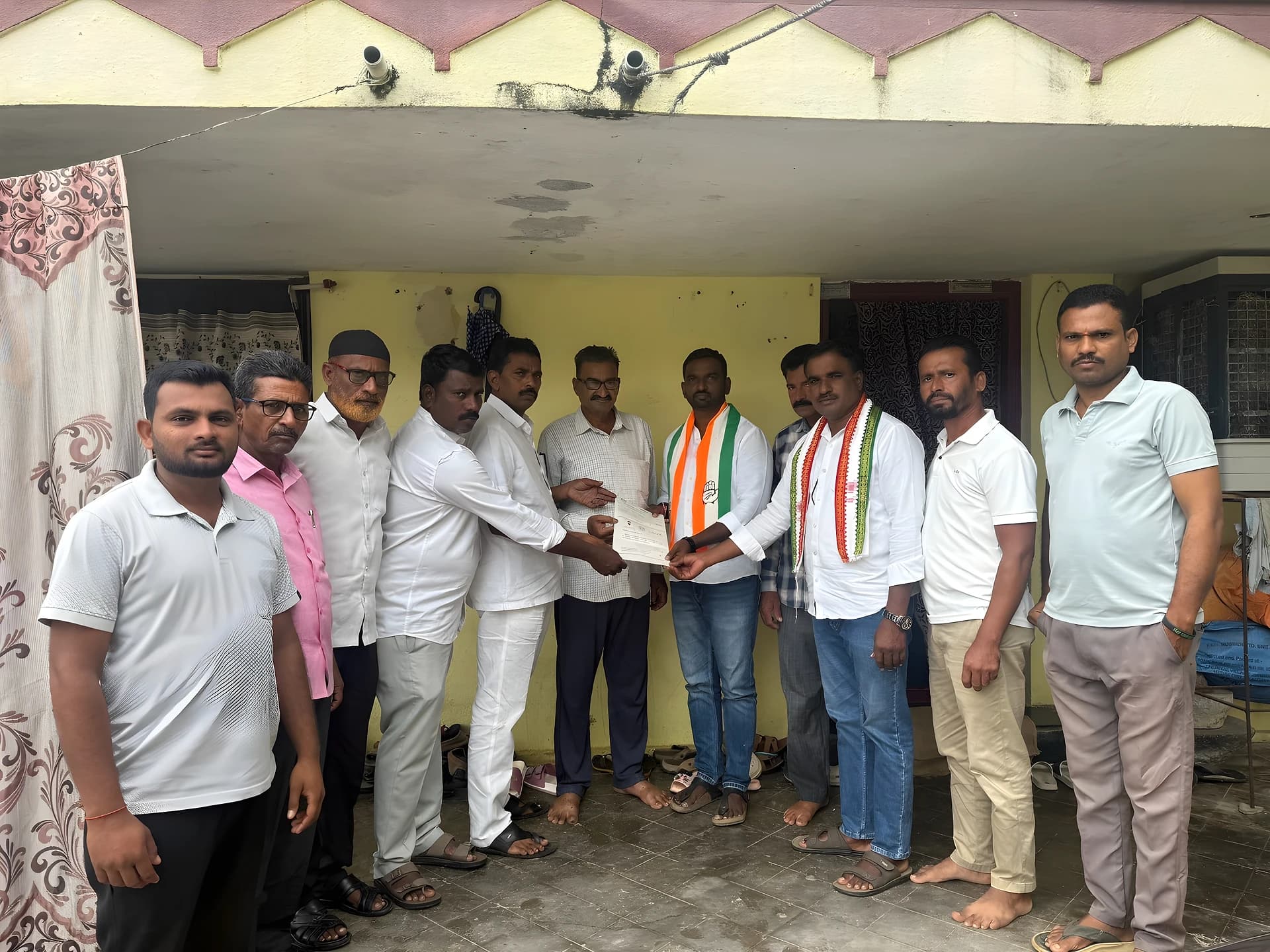 నిరుపేద కుటుంబానికి CMRF సాయం