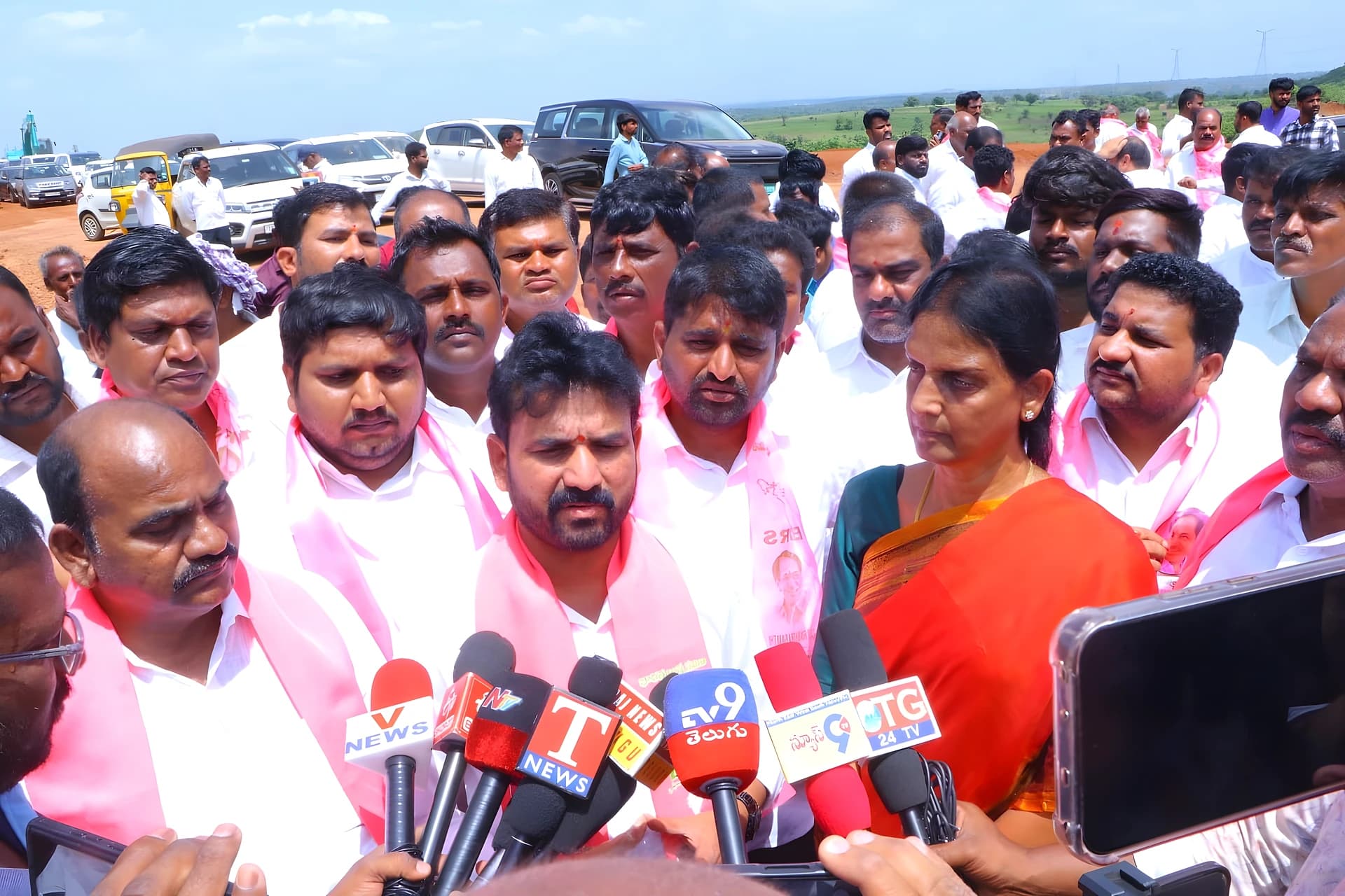 కంపెనీ అయినా పెట్టాలే.. లేకపోతే మా భూములు మాకియ్యాలె..