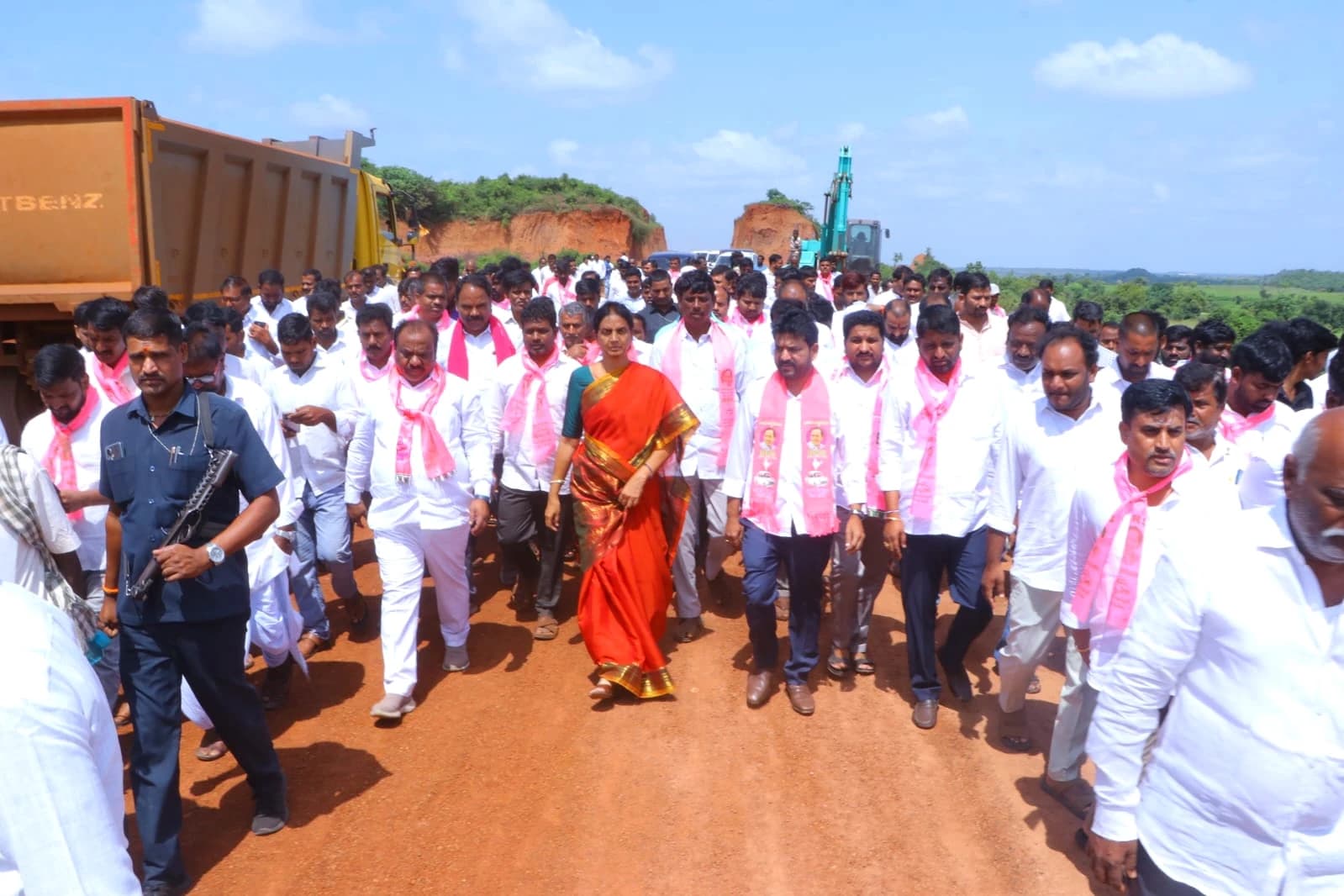 కంపెనీ అయినా పెట్టాలే.. లేకపోతే మా భూములు మాకియ్యాలె..