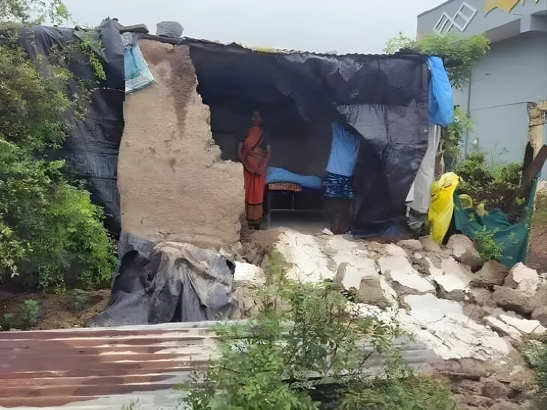 కూలిన ఇల్లు.. సాయం కోసం ఎదురుచూపు