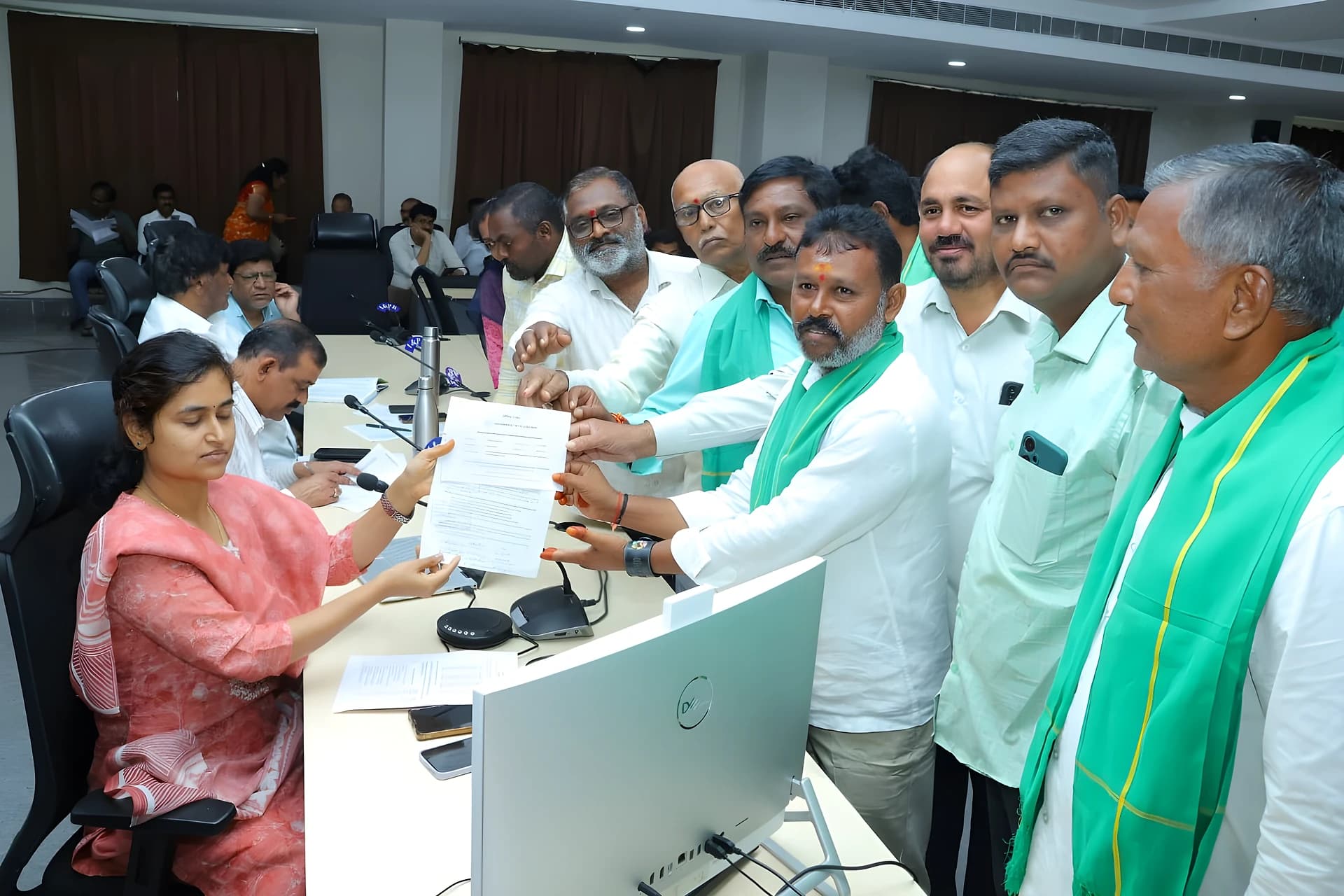 కలెక్టర్ను కలిసిన రైతు నాయకులు