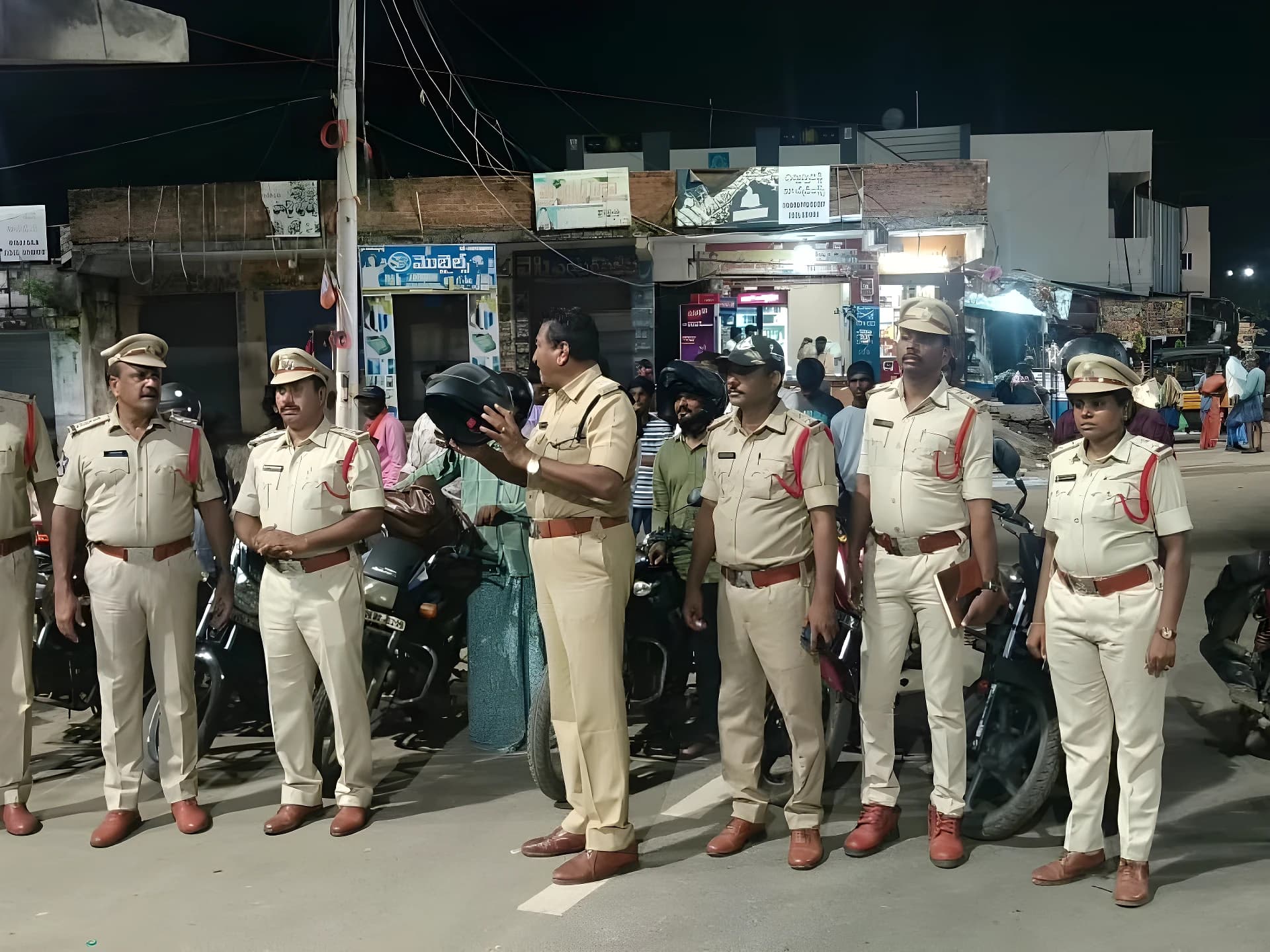 హెల్మెట్ ధరించండి.. ప్రాణాలు రక్షించుకోండి