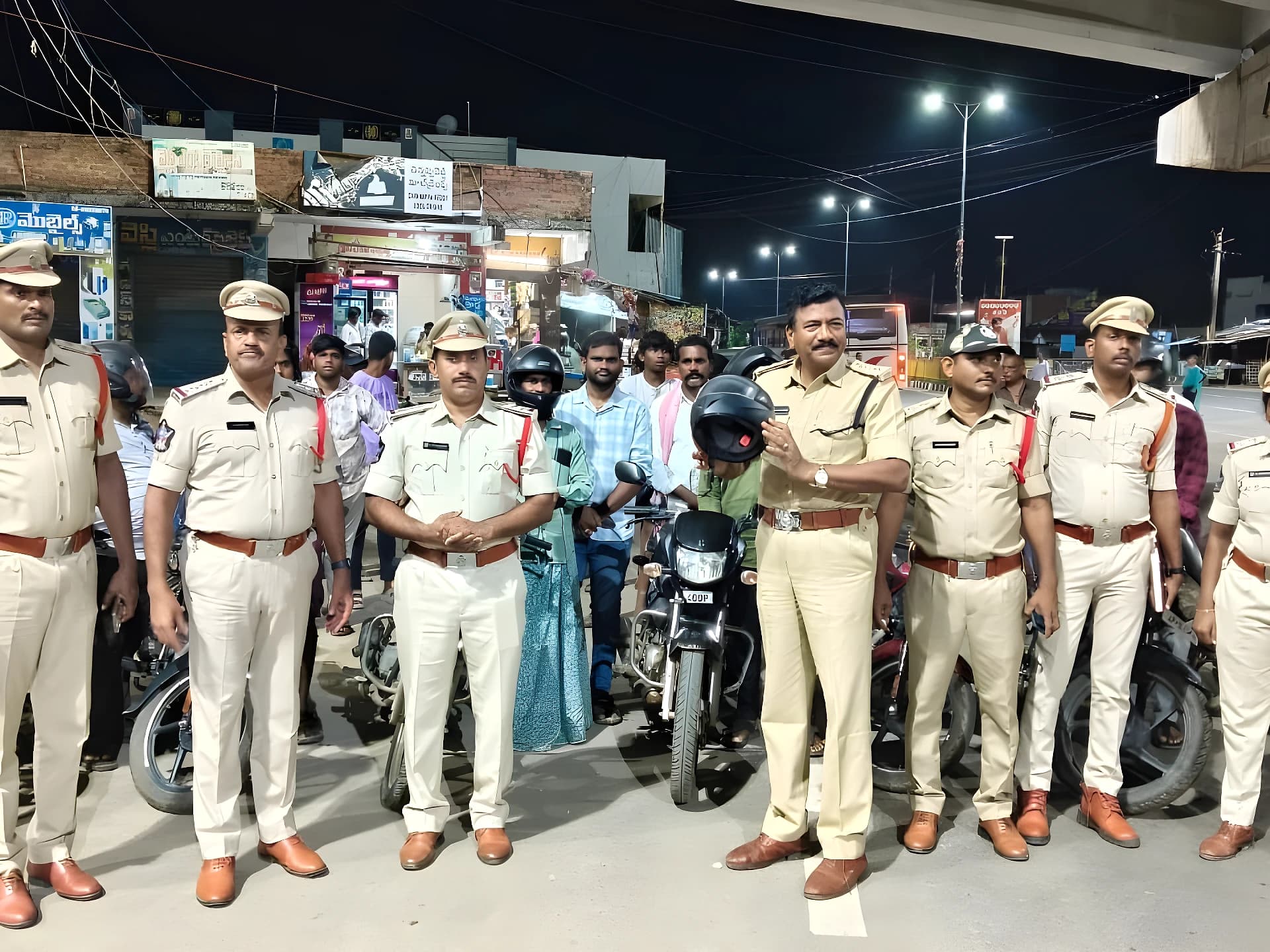 హెల్మెట్ ధరించండి.. ప్రాణాలు రక్షించుకోండి