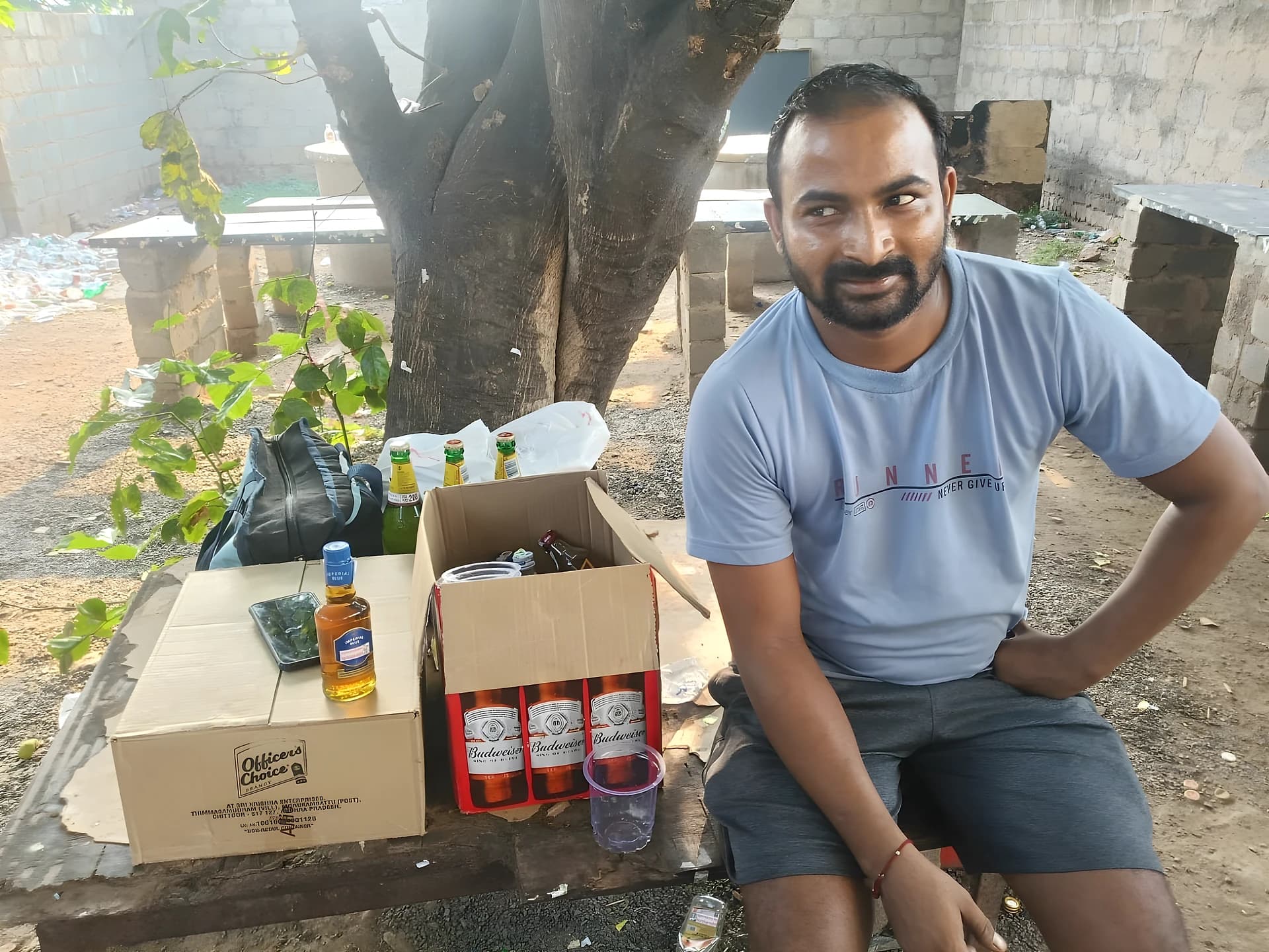 సంతలో సరుకుల అమ్ముతున్న మద్యం