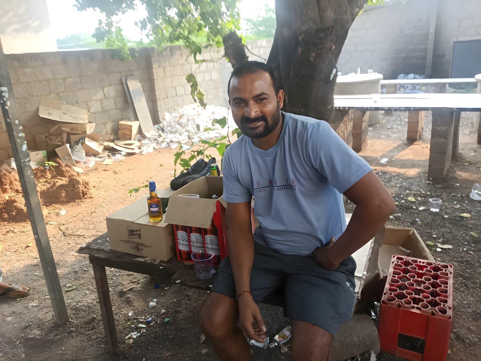 సంతలో సరుకుల అమ్ముతున్న మద్యం